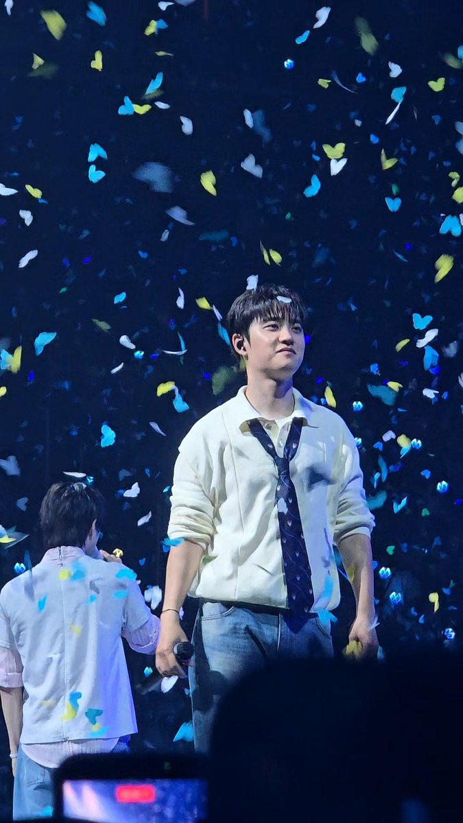 exojumma's tweet photo. ChanSoo x butterfly confetti https://t.co/bP9UlRlEpP