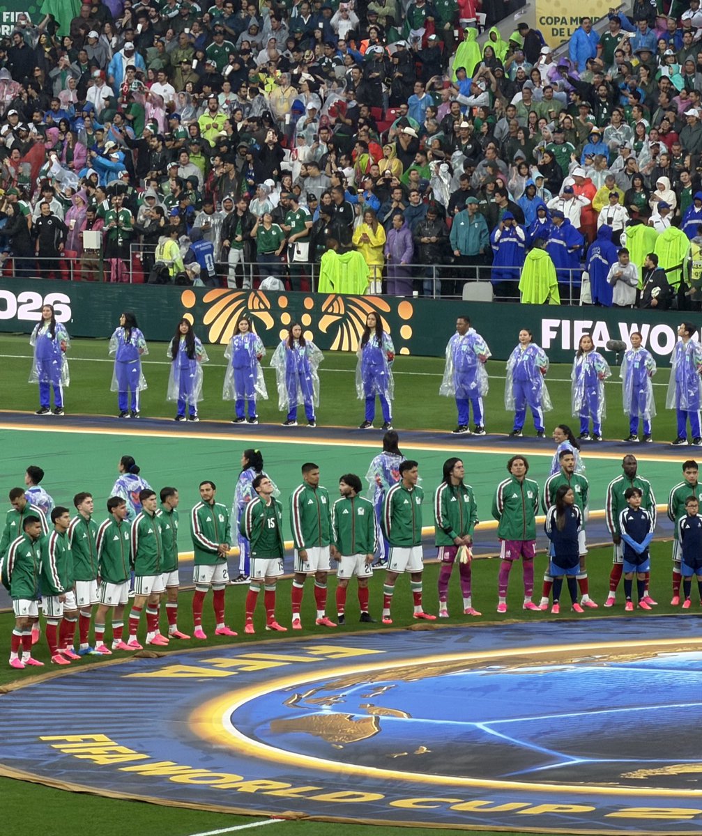 MariaArandaCc's tweet photo. Durante unos días no importó por quién votaste, de dónde eras o qué pensabas. Solo importó que éramos México.
Ojalá aprendamos algo de eso. 🇲🇽 https://t.co/P35GFe7J4U