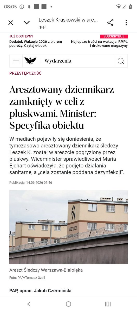 LKraskowski's tweet photo. Moje pierwsze chwile w celi na Białołęce. 
Był późny wieczór, gdy 9 czerwca przywieźli mnie z aresztu w Grójcu, w którym nie było ani celi przejściowej ani wolnych miejsc. 
"Świeżak na Białą!"- usłyszałem. Żadnych ubrań nie dali. Tylko zrobili zdjęcie. 
- Można się uśmiechnąć?
- Można. 
Na więziennej focie jestem uśmiechnięty od ucha do ucha i wyglądam jak regularny wariat. 
- Ubrania dostaniesz w Białołęce. 

Na "Białej" było już za późno na rozmowę z wychowawcą i  psychologiem. I na wizytę w magazynie, więc w t-shircie i krótkich spodniach chodziłem tydzień. Ubrania dostałem, gdy przyszedł adwokat. Regulamin wymaga, aby podczas spotkania z obrońcą osadzony miał długie spodnie. 

Wrzucili mnie od razu do celi jak worek kartofli, bez żadnego przygotowania. Więzienny regulamin dostałem do ręki dwa tygodnie później, ale miałem go przestrzegać już od pierwszej minuty. Było to spore wyzwanie. 

Wszedłem do celi. Trzech osadzonych. Dwóch siedzi na pryczach i na mnie patrzy zaciekawionych, trzeci śpi. 
Pierwsze pytanie:
- Za co cię posadzili? 
- I tak mi nie uwierzycie. Ponoć chciałem zabić komendanta policji. 
- Następny kiler! Ten tu, który śpi, zabił dwie osoby. Trzecia jest w ciężkim stanie i raczej nie przeżyje. 

Zdrętwiałem. 

Spojrzałem z obawą na śpiącego na dolnej pryczy Turka. To był Bajram, kierowca taksówki - w koszmarnym wypadku w Zielonce, do którego się przyczynił, zginęły trzy osoby. Ale o tym powiedzieli mi trochę później. 
Bajram okazał się fantastycznym kompanem. Dał mi skarpetki, abym nie chodził po celi na bosaka. Nigdy mu tego nie zapomnę. 

- Pokaż kwity.
- Dajcie chwilę. Niech ochłonę. 

Dwóch młodych ludzi. Już po minucie wiedziałem, że będzie dobrze. 
25-letni Paweł został złapany za kilkadziesiąt gram konopii i od razu dostał trzy miesiące aresztu. 
Drugi mój kompan z celi, trzydziestokilkulatek Fabian, miał do odsiedzenia 14 dni, bo był bezrobotny i od czterech miesięcy nie płacił alimentów. 
Tacy groźni przestępcy jak ja. 
Obaj pierwszy raz w puszce.

Nalali mi do plastikowego kubka ciepłej wody. Marzyłem o łyku kawy lub herbaty. 
Rozejrzałem się po celi. 
Ta woda to było wszystko co mieli. Nie mieli absolutnie nic. 

Wysłuchali mojej historii i z niedowierzaniem kręcili głowami. 
Dwa dni później zdziwili się jeszcze bardziej, gdy zakwalifikowano mnie jako więźnia niebezpiecznego i skuwano kajdankami z tyłu przy zejściu na spacerniak lub wizycie w łaźni. Na szczęście przed wejściem pod prysznic byłem rozkuwany, więc mogłem się normalnie umyć. ;-) 

Dziwili się nawet recydywiści. "Enka" (niebezpieczny) trafia się bardzo rzadko. "Enką" był na przykład legendarny Misiek z Nadarzyna. 
- Kto to jest? - słyszałem pytania na korytarzu za moimi plecami. 
Gdy zapytałem wychowawcę o co chodzi o dlaczego jestem tak traktowany, padła odpowiedź, że to decyzja kierownika ds. bezpieczeństwa i nie miał na nią wpływu. Niemal zawsze jako niebezpiecznego eskortowało mnie dwóch strażników. 

Już po pierwszej nocy obudziłem się pogryziony mocno przez pluskwy.
- Nie rozdrapuj, bo będzie gorzej. Masz, posmaruj - usłyszałem.
- Co to?
- Krem do golenia. Pomaga. Na twoim koju leżał Eryk. Był strasznie pogryziony. Wyglądał jakby miał ospę. 14 dni pisał dzień w dzień kartkę, że chce do lekarza. Bo tak mu kazali. Piętnastego dnia wpadli do naszej celi ludzie z Helsińskiej Fundacji Praw Człowieka i zabrali Eryka do lekarza i innej celi. Ale pluskwy zostały. Nic na to nie poradzisz. Musisz się przyzwyczaić. 

Starałem się przyzwyczaić do pluskiew, ale było trudno. Po tygodniu uwolnił nas od nich mój adwokat @Pawelski_Luk. Narobił takiego rabanu, że nasza celę zamknięto i poddano dezynfekcji. A nas przeniesiono z siedemnastki do dziesiątki, dawnej celi "korytarzowych", czyli więźniów funkcyjnych. Były w niej prawdziwe materace. I to nowe. Luksus. My zamiast materacy mieliśmy trzy poduszki, w których były pocięte koce.