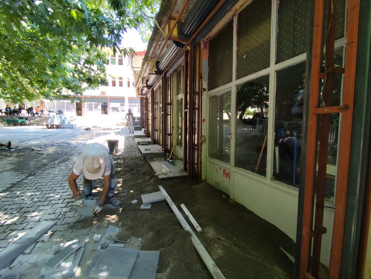 hazrobld's tweet photo. SOKAK SAĞLIKLAŞTIRMA ÇALIŞMALARIMIZ DEVAM EDİYOR

İlçe merkezimizde yürüttüğümüz sokak sağlıklaştırma çalışmaları kapsamında, iş yerlerimizin dış cephe giydirme çalışmaları tüm hızıyla devam etmektedir.

Hazro’muzu daha modern, düzenli ve estetik bir görünüme kavuşturmak için ekiplerimiz sahada çalışmalarını aralıksız sürdürmektedir.

#hazrobelediyesi #hizmetleheranyanınızdayız