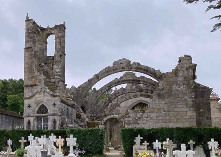 RomanicoEspana's tweet photo. Las ruinas góticas de la iglesia de Santa Mariña Dozo de Cambados (Pontevedra), que albergan en la actualidad uno de los camposantos más evocadores del mundo https://t.co/kQU6MMuR5N