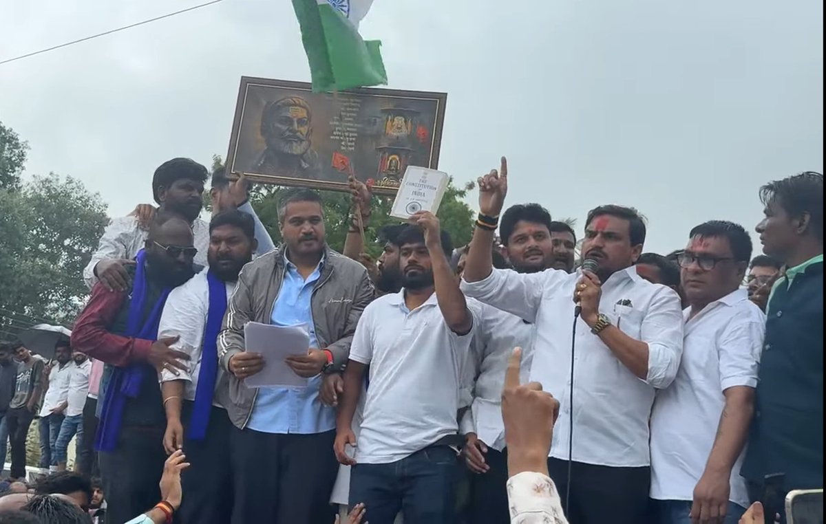 AKASHGU78280825's tweet photo. एक लढा आपल्या भविष्यासाठी
MISSION OFFLINE MPSC ✍️
भर पावसात आंदोलन सुरू आहे पण विद्यार्थी मागे हटायला तयार नाहीत.... हीच विद्यार्थी एकता सरकारला आणि मा.आयोगाला ONLINE EXAM चा निर्णय मागे घेण्यास भाग पाडेल.
#rohit_pawar
#offline_exam
#संभाजीनगर
#chhatrapati_samabhajinagar https://t.co/gypUzkDQih