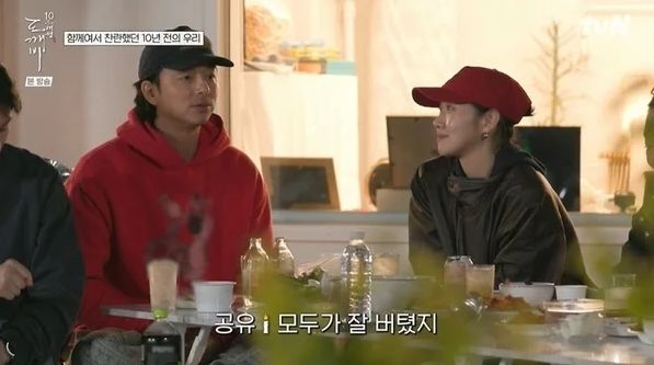 tang__kira's tweet photo. Kim Goeun cerita kalau Goblin tuh salah satu syuting terberat yang dia rasain. Bahkan setelah Goblin, Kim Goeun rasanya ga pernah begadang semaleman.

Yoo Inna cerita kalau Gong Yoo sempat drop setelah terkena flu pada akhirpakhir syuting.

GOng Yoo cerita kalau semuanya emang udah bener-bener kecapean, akhirnya mereka liburan seminggu.

Lee Dongwook bilang ngerasa pada saat itu tinggal nunggu waktu aja sebenernya (Ngeliat kondisi cast dan staff yang kerja keras bgt).

Gong Yoo bilang makasih karena semuanya telah bertahan dengan baik.

https://t.co/pWfk1Fflub