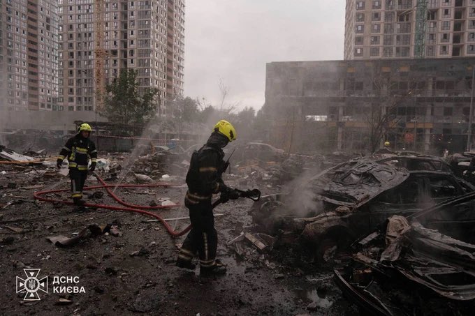 VALMICHEL7's tweet photo. Ночью русские убили 11 и ранили 46 киевлян.

Россия — страна выродков. https://t.co/z5VCWyiRj8
