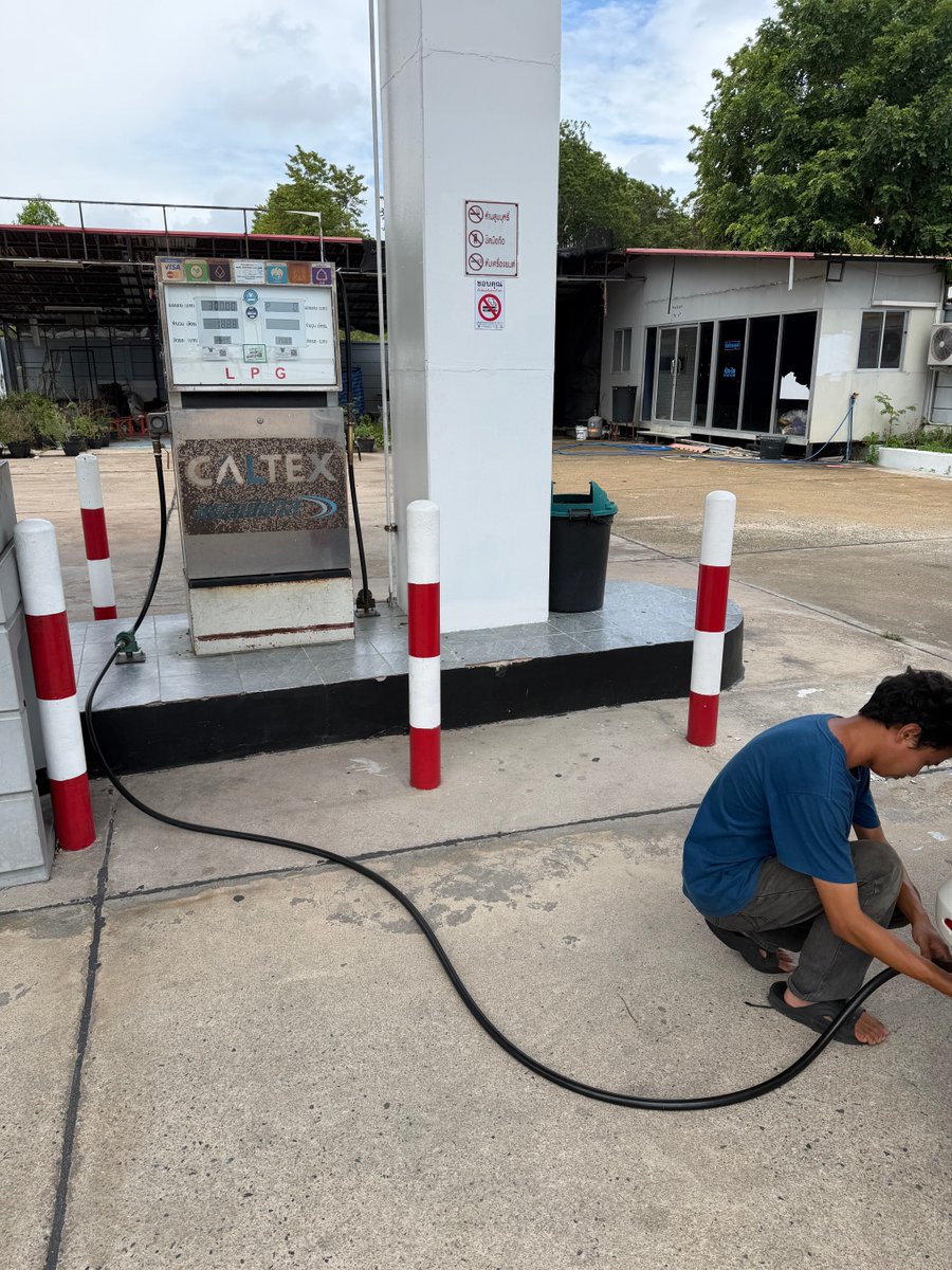 104pp_'s tweet photo. Pattaya 
Boltタクシー乗っていたら、ガソリンスタンドに寄りたいと、
LPGコーナーへ
ここから入れるのか！LPG
知らなかった https://t.co/K8NB85n6Aq