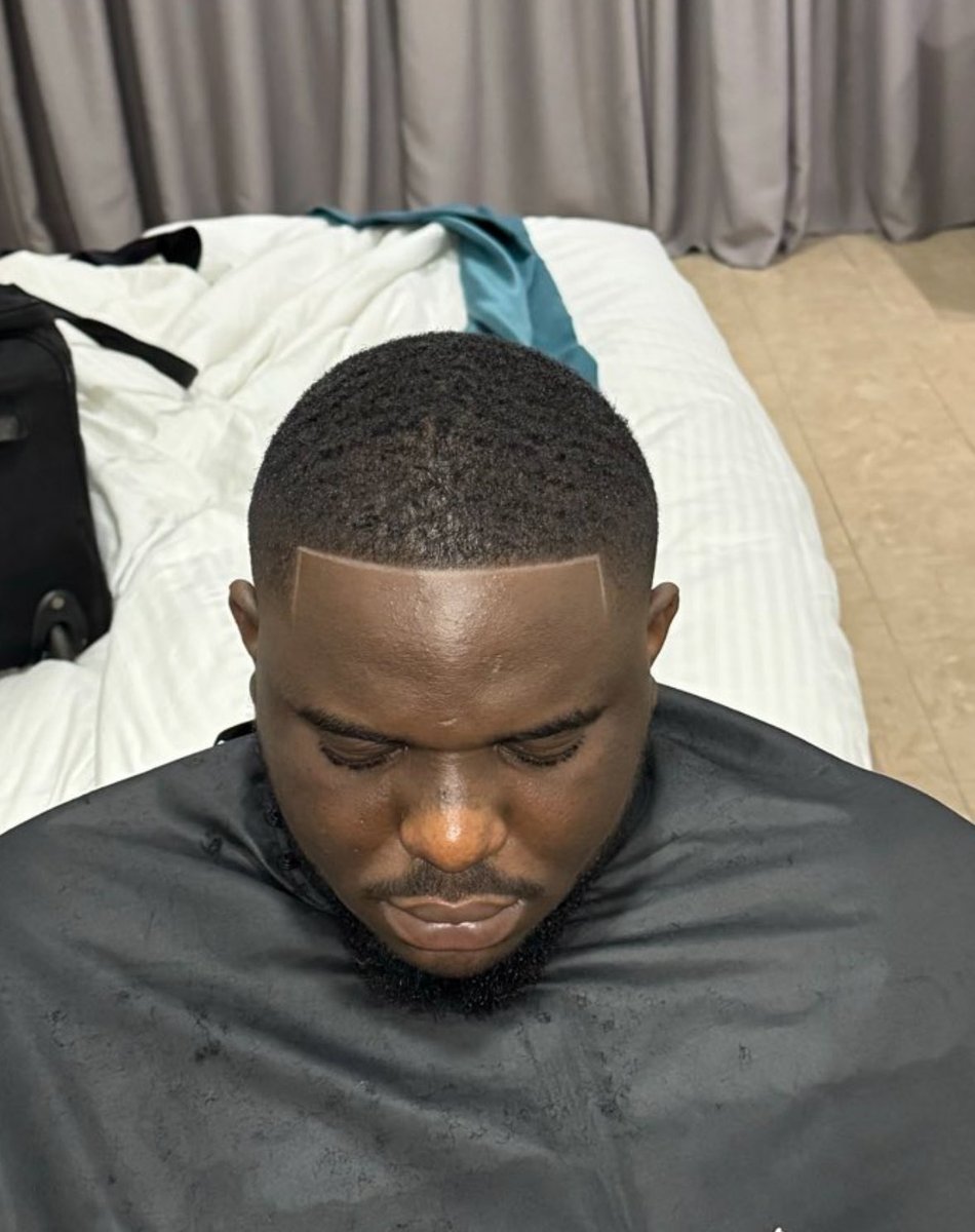mr_born07's tweet photo. It is true that many people evaluate their appearance partly through other people’s reactions.
 
Haircuts are social.

So external feedback naturally influences how someone feels about their haircut. https://t.co/6xRJnsCv5s