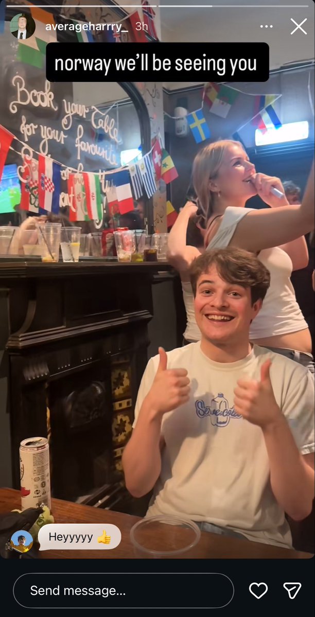 JoshSmithActor's tweet photo. Tubbo while everyone’s blocking him and philza over the World Cup 😂😂 https://t.co/mYJYqeZuYL