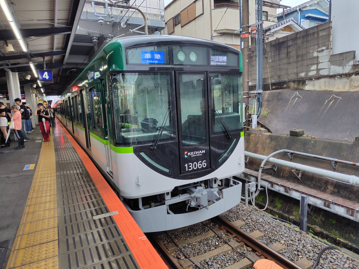 京阪13000系13016F。7両編成で3000系からの編入クロスシート車あり
