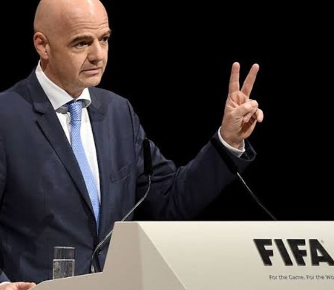 Serhan_Asker's tweet photo. FİFA da ABD sömürgesi olmuş... 

Dünya Kupası'nda ABD'li futbolcu kırmızı kart görüyor... Bir sonraki Belçika maçında oynamaması gerekir ama FİFA affediyor. Trump teşekkür paylaşımı yapıyor... 

Brezilyalı efsanevi Sokrates yıllar önce Sao Paulo'da  yaptığım röportajda şöyle demişti...

"Bizim masum, samimi futbolu milyonların elinden alıp milyon dolarlara teslim ettiler. Ayrıca bizim Pele de artık Coca Cola'nın Pele'sidir"*

Sokrateslerden tüccar İnfantinolara!

(*Dünyada Görkemli Kentler Görkemli Hatıralar Kitabı'ndan)

@alfakitap 
@tamadrescom 
@Trendyol 
@amazon 
@kitapyurducom 
@dost_kitabevi 
@remzi_kitabevi