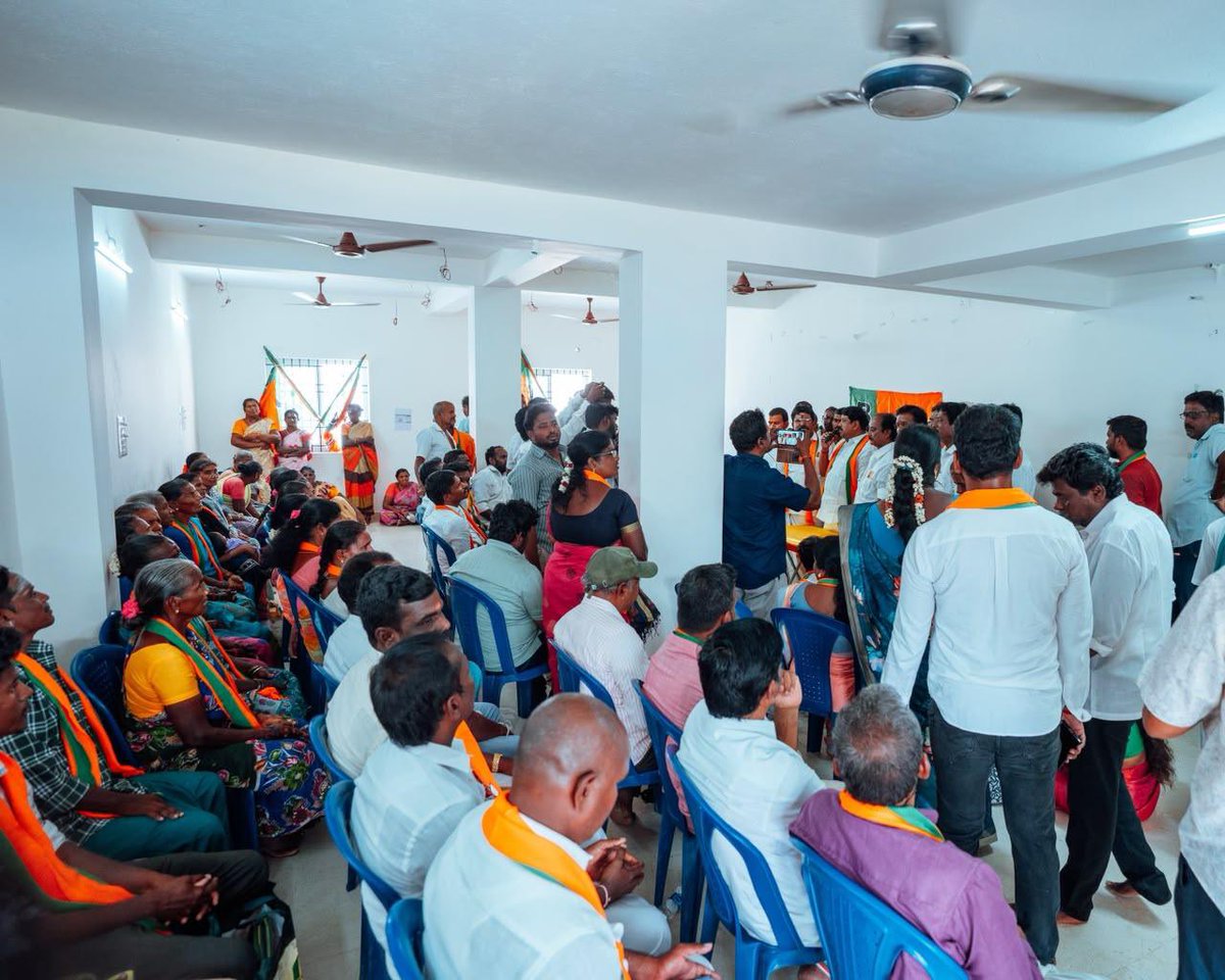 NainarBJP's tweet photo. நமது தமிழக பாரதிய ஜனதா கட்சியின் சார்பில் இன்றைய தினம் விழுப்புரம் வடக்கு மாவட்டத்தில் நடைபெற்ற விழுப்புரம் வடக்கு மாவட்ட மண்டல், மாவட்ட மற்றும் மாநில நிர்வாகிகளுக்கான ஆலோசனை கூட்டத்தின் போது டாக்டர் ஷ்யாமா பிரசாத் முகர்ஜி அவர்களின் அவர்களின் 125 ஆவது ஜெயந்தி விழாவை முன்னிட்டு அவர் திருவுருவப்படத்திற்கு மலர் தூவி மரியாதை செலுத்தினோம்.

இந்த நிகழ்வில் விழுப்புரம் வடக்கு மாவட்ட தலைவர் திரு. K R விநாயகம் அவர்கள் உடன் கலந்துகொண்டார்.