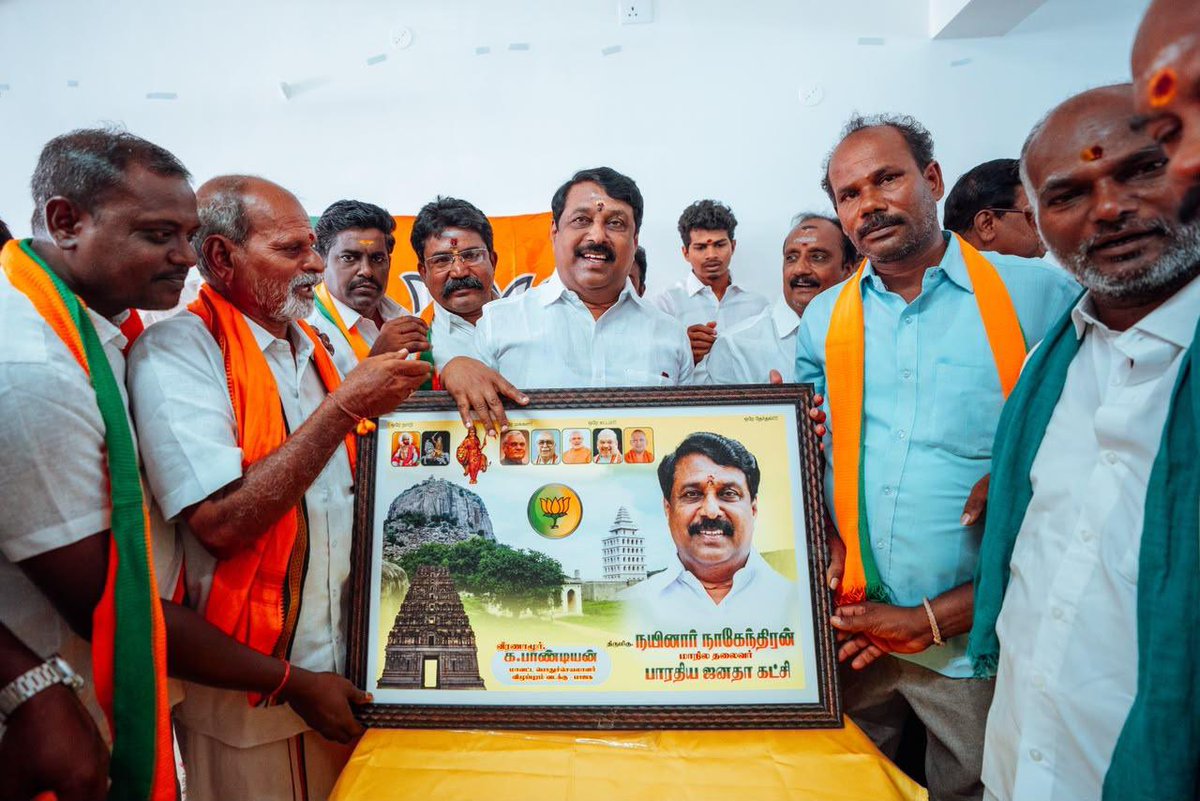 NainarBJP's tweet photo. நமது தமிழக பாரதிய ஜனதா கட்சியின் சார்பில் இன்றைய தினம் விழுப்புரம் வடக்கு மாவட்டத்தில் நடைபெற்ற விழுப்புரம் வடக்கு மாவட்ட மண்டல், மாவட்ட மற்றும் மாநில நிர்வாகிகளுக்கான ஆலோசனை கூட்டத்தின் போது டாக்டர் ஷ்யாமா பிரசாத் முகர்ஜி அவர்களின் அவர்களின் 125 ஆவது ஜெயந்தி விழாவை முன்னிட்டு அவர் திருவுருவப்படத்திற்கு மலர் தூவி மரியாதை செலுத்தினோம்.

இந்த நிகழ்வில் விழுப்புரம் வடக்கு மாவட்ட தலைவர் திரு. K R விநாயகம் அவர்கள் உடன் கலந்துகொண்டார்.