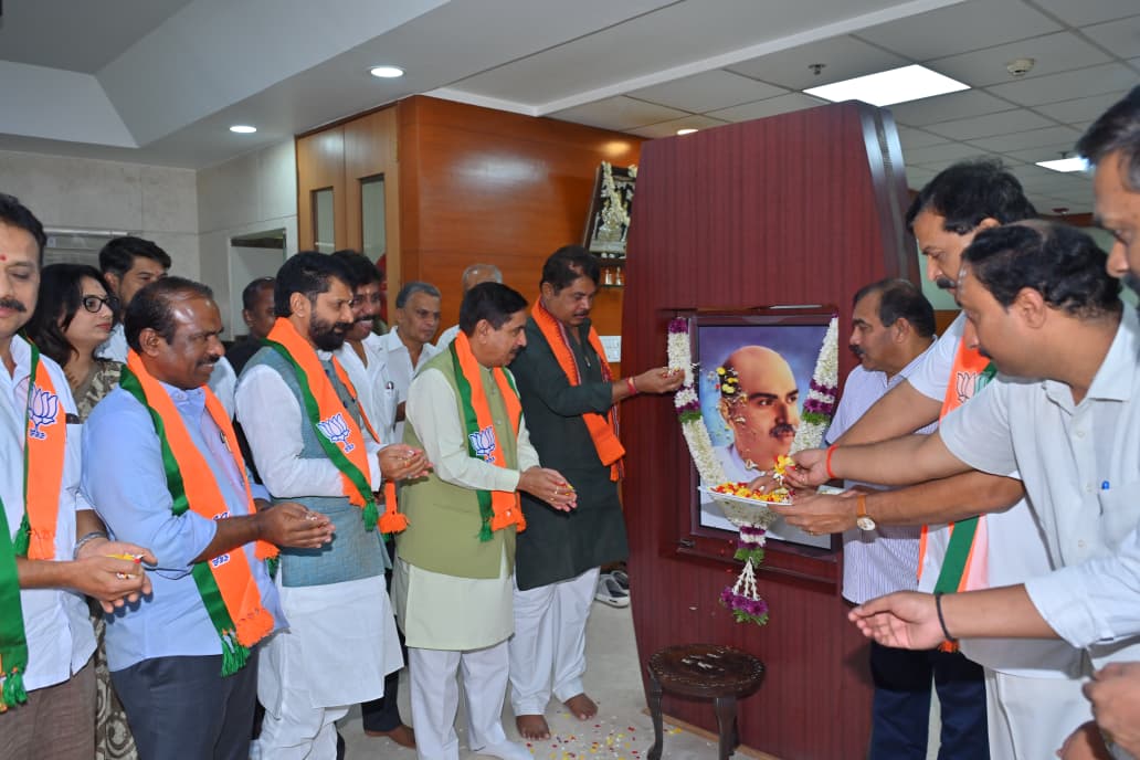 JoshiPralhad's tweet photo. ಬೆಂಗಳೂರಿನ ಮಲ್ಲೇಶ್ವರಂನಲ್ಲಿರುವ ರಾಜ್ಯ ಬಿಜೆಪಿ ಕಾರ್ಯಾಲಯ ಜಗನ್ನಾಥ ಭವನದಲ್ಲಿ ಇಂದು ಡಾ. ಶ್ಯಾಮ ಪ್ರಸಾದ್ ಮುಖರ್ಜಿ ಅವರ 125ನೇ ಜನ್ಮದಿನೋತ್ಸವದ ಅಂಗವಾಗಿ ಅವರ ಭಾವಚಿತ್ರಕ್ಕೆ ಪುಷ್ಪ ನಮನ ಸಲ್ಲಿಸಲಾಯಿತು.

ಇದೇ ಸಂದರ್ಭದಲ್ಲಿ ಪರಿಸರ ಕಾಳಜಿಯ ಸಂಕೇತವಾಗಿ, ಪ್ರಧಾನಮಂತ್ರಿಯವರು ಕರೆ ನೀಡಿರುವ #EkPedMaaKeNaam ಅಭಿಯಾನದಡಿ ಸಸಿಯೊಂದನ್ನು ನೆಡಲಾಯಿತು.

ಈ ಸಂದರ್ಭದಲ್ಲಿ ವಿಧಾನಸಭೆ ವಿರೋಧ ಪಕ್ಷದ ನಾಯಕರಾದ ಶ್ರೀ @RAshokaBJP, ಸಹ ಉಸ್ತುವಾರಿಗಳಾದ ಶ್ರೀ ಸುಧಾಕರ್ ರೆಡ್ಡಿ @ReddySudhakar21, ವಿಧಾನ ಪರಿಷತ್ ಸದಸ್ಯರಾದ ಶ್ರೀ @CTRavi_BJP, ಶ್ರೀ ಎನ್ ರವಿಕುಮಾರ್ @nrkbjp ಸೇರಿದಂತೆ ಗಣ್ಯರು, ಪಕ್ಷದ ಪದಾಧಿಕಾರಿಗಳು ಹಾಗೂ ಪ್ರಮುಖರು ಉಪಸ್ಥಿತರಿದ್ದರು