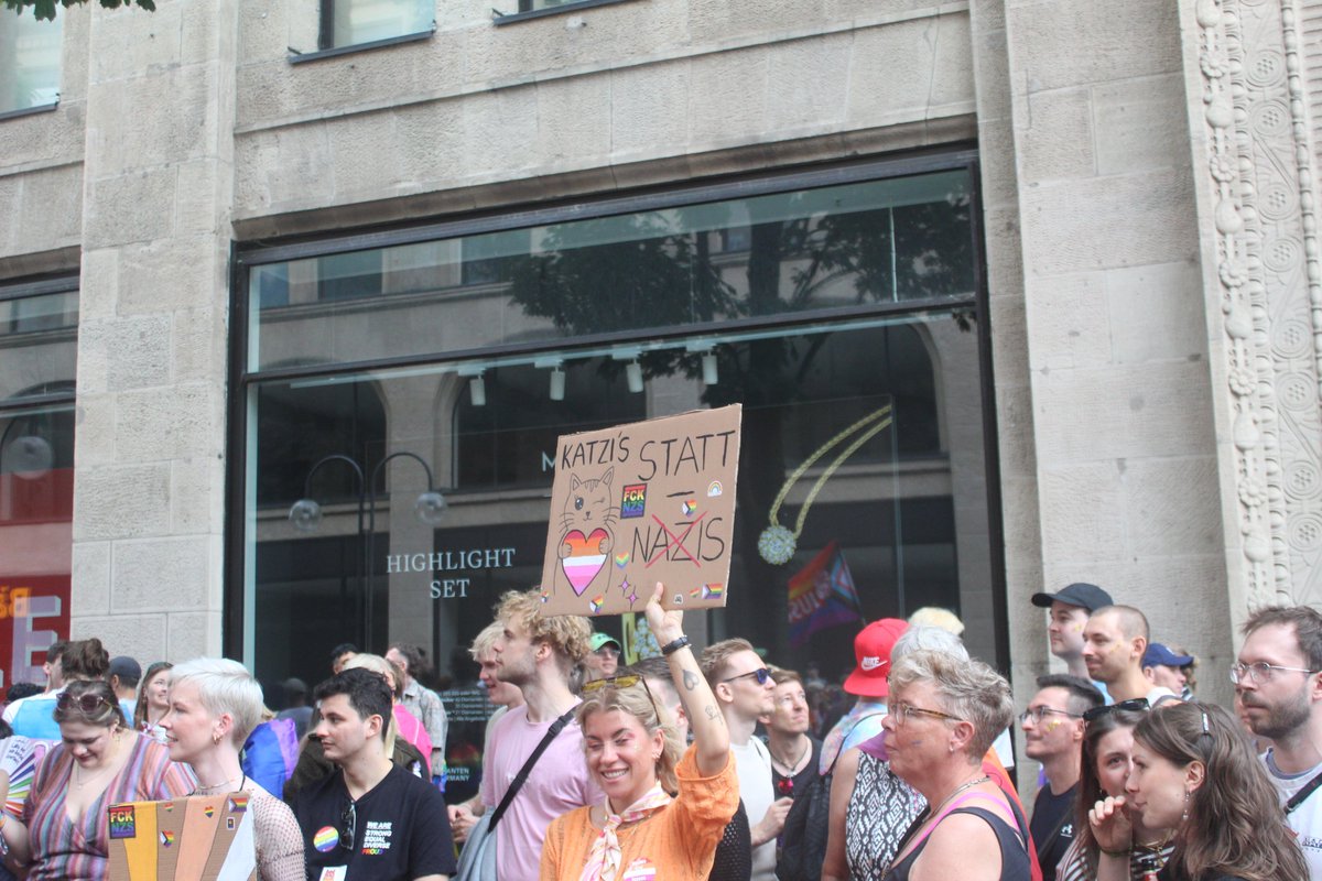 _Kaliido_'s tweet photo. Katzen statt Hass – damit können sich wahrscheinlich die meisten anfreunden. 🐱🌈

#CSD #Pride #Cologne #Köln #StreetPhotography #Photography https://t.co/LZCbM6DAMW