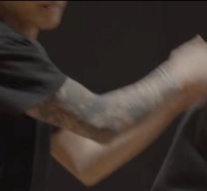 yzlers's tweet photo. jungkook never preferred wearing short sleeves during tours especially not sleeveless and the times he did could literally be count by hand but again proving how stupid and slow y’all are https://t.co/umM8JryqoD
