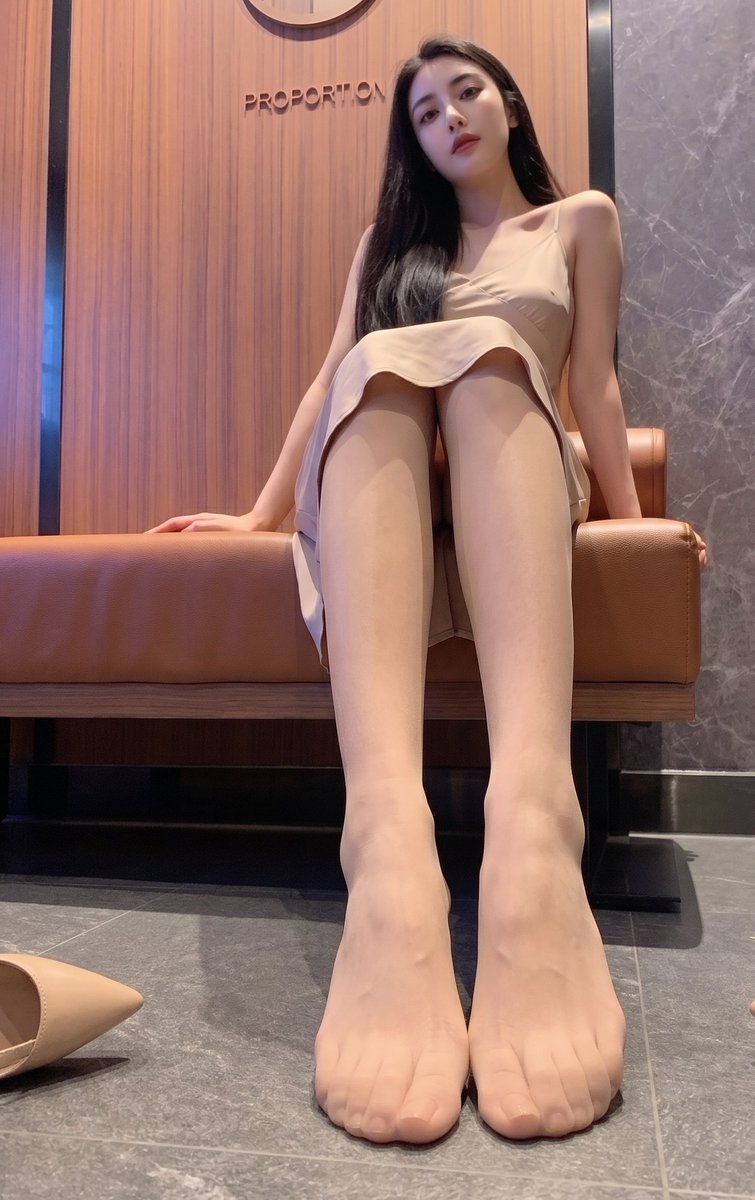 phimonwan88's tweet photo. 商场的冷气是不是坏了？热到我连喝了三杯冰美式，但腿上的丝袜好像一点都不想脱 https://t.co/ViElDtAEm2