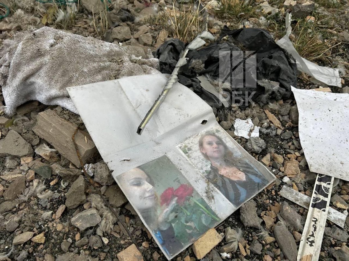 maria_drutska's tweet photo. 🕯️In Kyiv, rescuers found the bodies of a son, a mother and a father in the entrance of a residential building in the Podilskyi district.

Scattered family photos. An icon among the rubble.

This is what Russia left of an ordinary morning in an ordinary Ukrainian home. https://t.co/JYoW3KDMUl