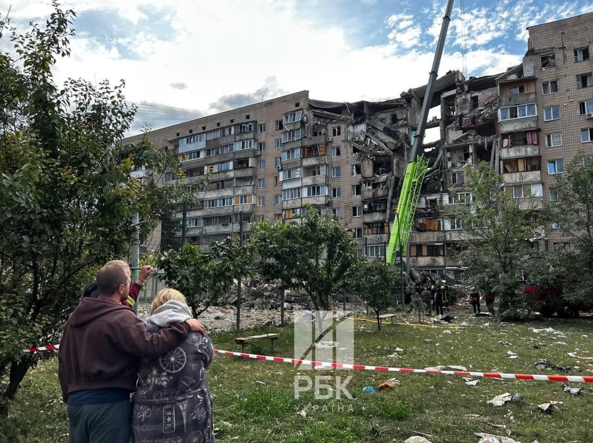 maria_drutska's tweet photo. 🕯️In Kyiv, rescuers found the bodies of a son, a mother and a father in the entrance of a residential building in the Podilskyi district.

Scattered family photos. An icon among the rubble.

This is what Russia left of an ordinary morning in an ordinary Ukrainian home. https://t.co/JYoW3KDMUl
