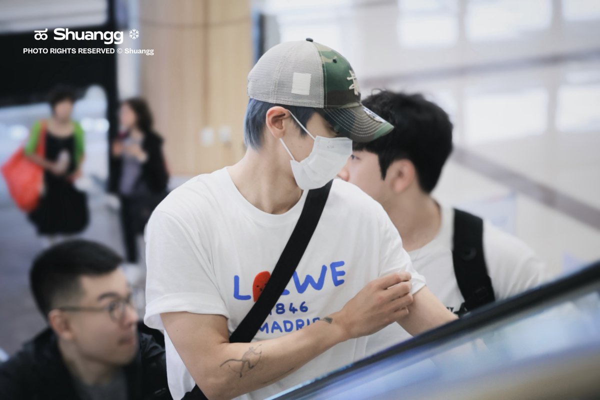 oshcuddles's tweet photo. CHANYEOL HAIR COLOR YESTERDAY AND TODAY!!!!!! Just a couple of hours and he’s at the airport again with a new hair color 🥹 https://t.co/gPsTadhEMM