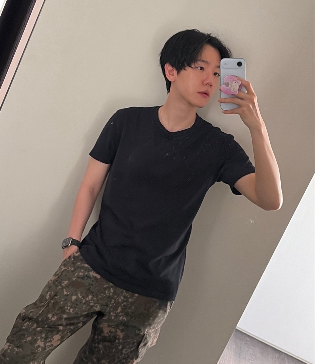 lunarsolace__'s tweet photo. Kayaknya kemarin yang rame kasih kabar perkara reserved training siapa, yang sekarang pakai celana army army gini siapa 😗 matchy matchy 😗 https://t.co/Oe6Tcn1bYJ