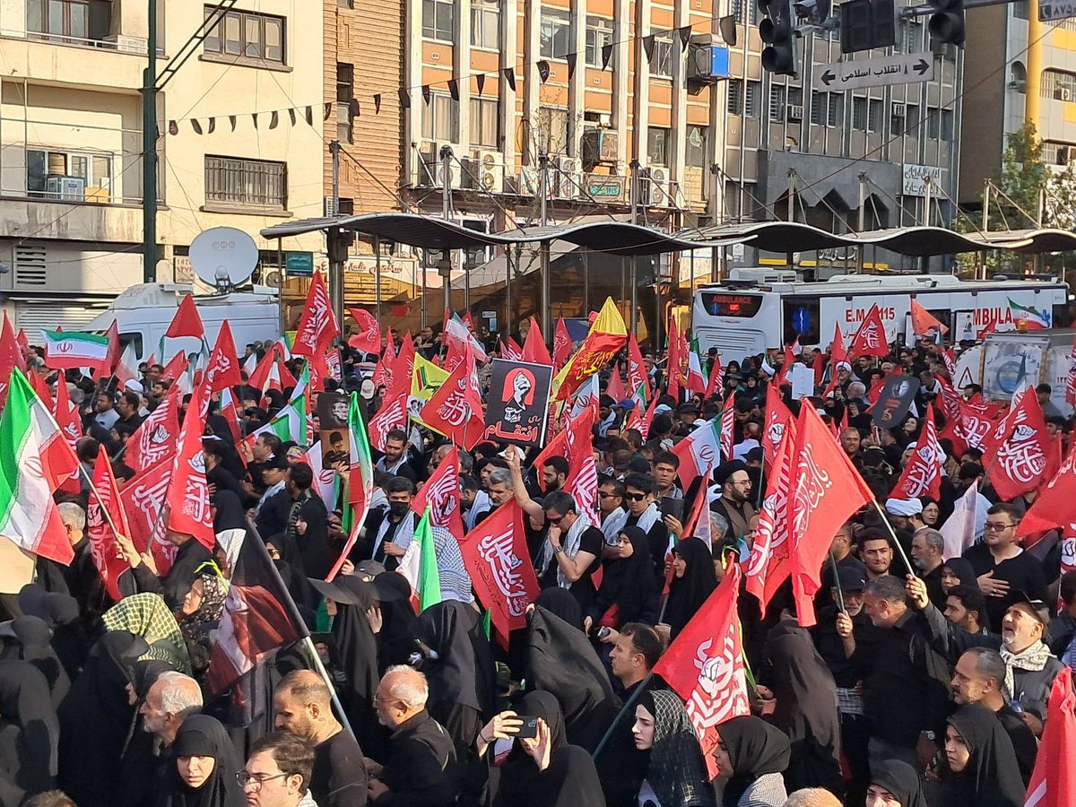 Ati_j67's tweet photo. ای ساربان! آهسته رو کآرام جانم می‌رود
وآن دل که با خود داشتم، با دل‌سِتانم می‌رود

در رفتن جان از بدن، گویند هر نوعی سخن
من خود به چشم خویشتن، دیدم که جانم می‌رود

#حی_علی_العزا https://t.co/vWKKC1lbT7