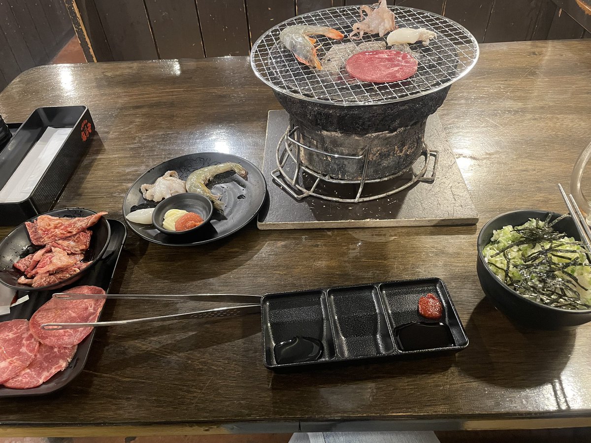 ren_ninjinn's tweet photo. ライブ会場付近で🍜食べてたんだけど民度が…😭
食事が運ばれてきたら連れの分が来るまで待たないで😭裸みたいな格好で街を歩かないで😭飲食店でタムロしないで😭会場内に時間潰せるところ作って😭お願い😭

いつぞやの深夜焼肉ご査収ください🙇‍♀️ https://t.co/x2kItqf1jV