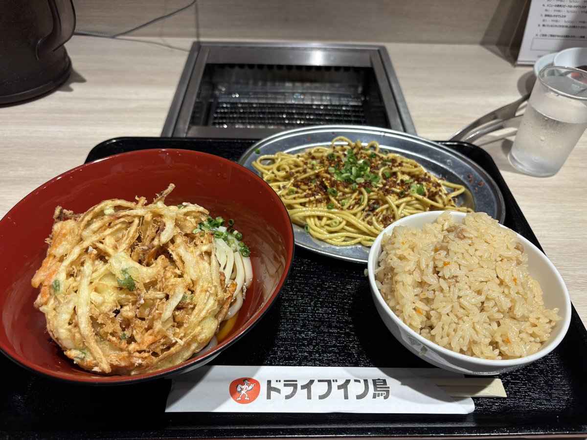 kc2_cco's tweet photo. ドラ鳥きーたよ！！
本日は7月から期間限定発売のかき揚げぶっかけうどんのセットを注文しました。
あとはいつも通りです。
#ゾンサガ飯テロ部 https://t.co/5dp3crQcie
