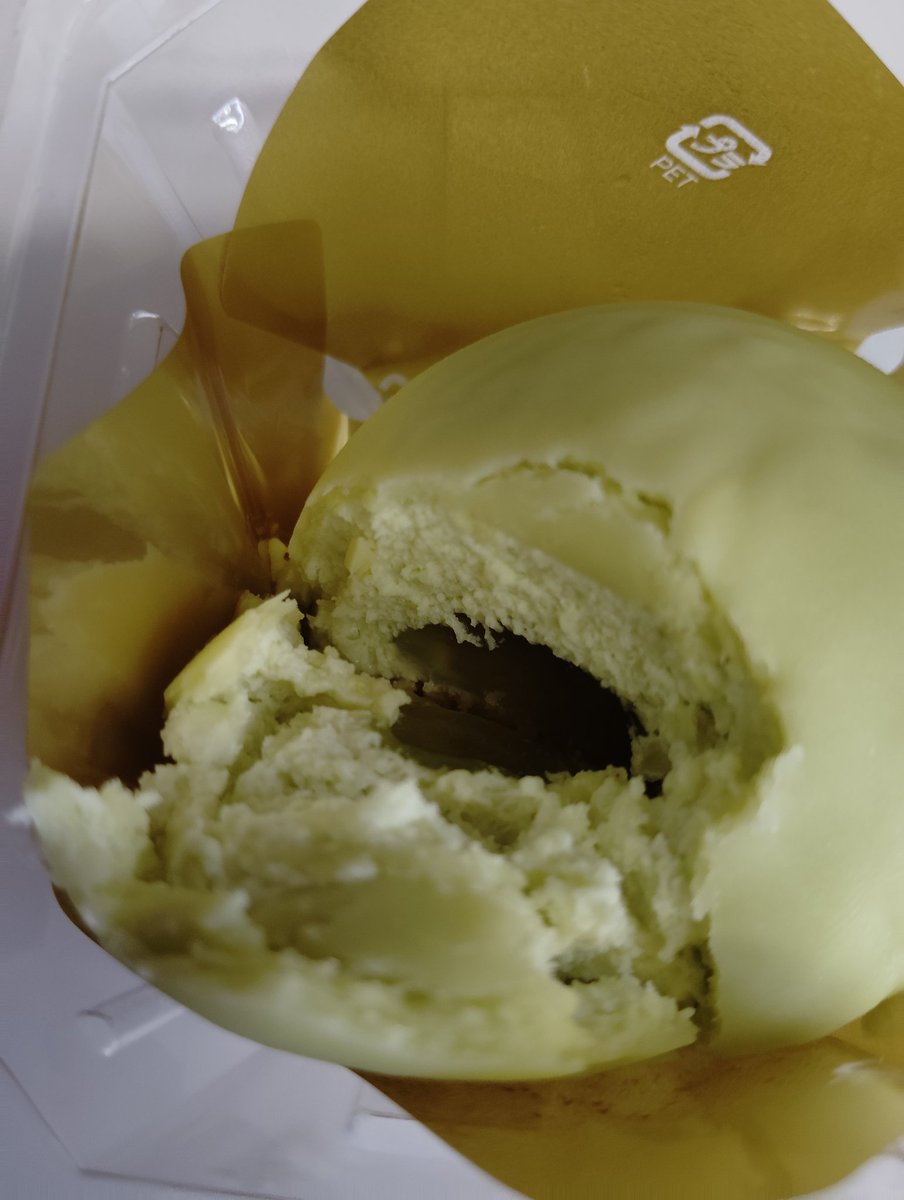 pl_rmu's tweet photo. 実は興味ある限定が多くて、その中からローソンの限定のシャインマスカット。チョコの下にムースとゼリー。好みのタイプで、自分も即でした。 https://t.co/PMcpeG35dF