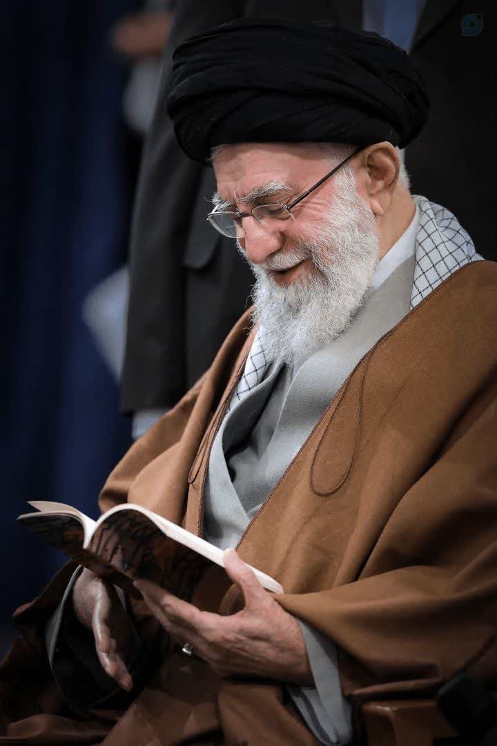 TahooraBanoo's tweet photo. یا #اباعبدالله 
سید ما را سخت در آغوش بگیر 
او بیشتر از بمب افکن های دشمن 
کشته ی زخم زبان بود 😭💔

#رهبر_شهیدم https://t.co/KOVo2LCUIF