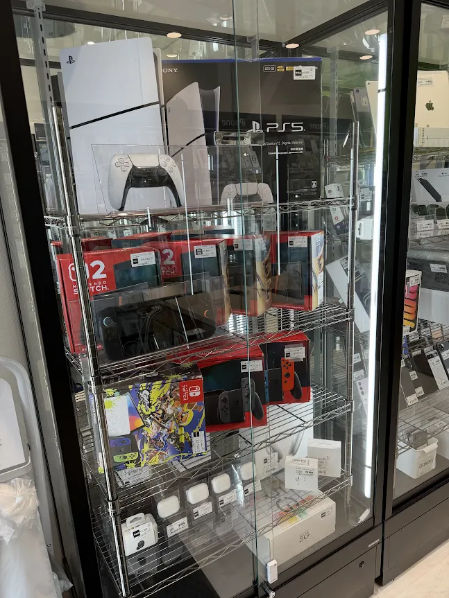 worldmobile0022's tweet photo. 【この投稿も対象】Nintendo switch 1円リポストキャンペーン実施中！（※詳細は固定ポスト等をチェック！）

このショーケースを見てください！🤩📸

池袋駅東口店に今までなかったゲーム機が大量入荷！
そう… デジタル家電の販売、ついにスタートですッ！👏
PS5 や Nintendo Switch (有機ELモデル) がこんなに！ 
スプラトゥーン3の限定モデルも発見！🦑💖

池袋駅東口からすぐです！お見逃しなく！💨🏃‍♂️

\当店ではアルバイト大募集中!/
 \未経験の方でも大歓迎!/
\まずはお電話を!→03-5843-3028/
ゲオモバイル365Plus1池袋駅東口店 マップ →https://t.co/XRZqFQ1RGj