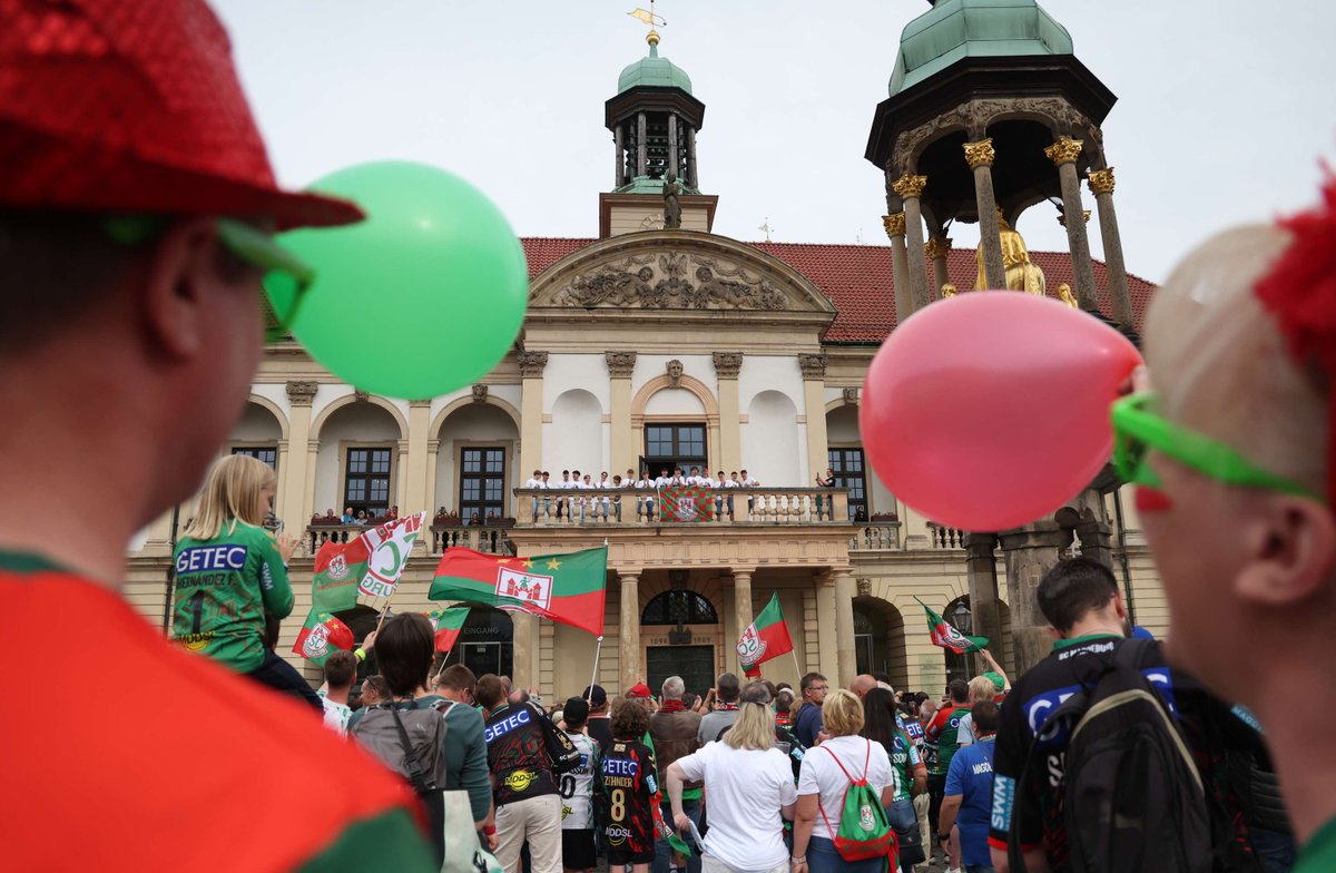 SCMagdeburg's tweet photo. Weiter geht´s mit unserem kleinen Saisonrückblick.
Heute steht ihr im Fokus - danke für diese geile Saison, #gruenrotewand 😍

Was war euer Lieblingsmoment? 💚❤️
____
#SCMHUJA #EHFCL #CLM #SCMAGDEBURG I 📷 Eroll Popova, Franziska Gora, kolektiff https://t.co/HYCvFmblw6