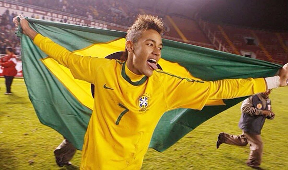 odegaardismx__'s tweet photo. Bueno, es gracioso decirlo ahora pero este era el tweet que yo tenía preparado si Neymar salía campeón del mundo, (yo siempre hablaba de eso quizás por una ceguedad del amor/idolatría y de algunas señales que prefiero no comentar para ocultar la culpa), con sus cambios y matices pero con las mismas emociones escritas.

Sinceramente mi vida sin el futbol, no tiene mucho sentido, todo lo que he hecho siempre ha sido en base al futbol, jugarlo, entrenarlo, verlo, vivirlo y disfrutarlo, y una de las razones de eso es que de muy pequeño tuve el privilegio de ver jugar a Neymar, fue como un amor a primera vista, desde el primer momento que lo vi, quedé fascinado y paralizado por un futbol tan impresionante, creativo y genuino, como si fuera una persona nacida solamente para jugar al futbol y hacer disfrutar a los demás, un genio de lo que más me gusta 

Fui creciendo, seguí disfrutando del deporte y seguí disfrutando de Neymar: Quería celebrar y bailar como el, quería jugar como el, quería hacer las mismas fintas, regates y jugadas que veía en video, quería tener sus mismos zapatos, cada vez que me bañaba me peinaba como el, sinceramente quería ser como el. 

Pase de la admiración a una traición cuando se fue al Barca, mi amor se frenó pero seguía ahí, luego siguió su carrera y como ustedes saben lo seguí a todas partes, sufriendo, defendiendo y luchando por el, porque sinceramente lo que veía cada día que jugaba era un alivio personal, un espectáculo visual.

Y bueno, decidí crearme esta cuenta porque se hablaba de futbol por aquí, no quiero hacer esto sobre mí sino sobre mi amor a Ney, pero tuve muchos cambios de opinión, distintas formas de ver el futbol y de transmitir lo que pienso, pero lo que siempre quise fue dejar en alto el nombre, talento, carrera y legado de Neymar, porque desde lo más interno no siento que se le da el valor adecuado. 

Y llegó este Mundial, (el último baile, posiblemente la última vez que vea jugar a mi ídolo y a la persona que más amo en este deporte) tras cientos de polémicas, problemas y lesiones que no quiero meterme, sinceramente tenia mis pensamientos profundos sobre sí Ney estaba para jugarlo, críticas constructivas que me guardaba porque si tenía que ir a la guerra (por aquí) por alguien sería por Neymar, y sinceramente seguía cegado por la admiración e idolatría que fue ver la carrera/talento/rendimiento de este tipo, y yo si elegí creer y soñar por Ney y otras figuras que fui admirando gracias a como me adentré con el futbol brasileño

Y bueno, este tweet, por más corny que parezca, si lo tenía preparado porque Ney para mí fue como un superhéroe, fue el alivio de muchas semanas de mierda, 2 veces me hospitalizaron y esas 2 veces me desperté viendo a Ney en el hospital, cada partido estaba viendo sus jugadas para imitarlo, cada noche pedía por su éxito y porque gane el Hexa.

Más allá de las críticas, errores y problemas, más allá que últimamente me ha dolido mucho como terminó todo, sigue ese niño interior que siguió a Neymar por 11 años, sigue ese niño que bailaba, celebraba, se peinaba, trataba de jugar y queria los mismos zapatos que Ney, sigue ese niño que con 4 años decía que eras el mejor.

Ney para mí, más allá de ser mi ídolo y mi superhéroe y todo lo que he tratado de transmitir por aquí, Ney es la representación de un humano en un futbolista, de la alegría, éxito, fracaso, riesgo, error, felicidad, rebeldía, valentía, coraje. Ney es la vida.

Pensé que la última vez, iba a ser en la final en 13 días, pero Dios no lo quiso así. Gracias por ser parte de mi vida, el más grande para mí.