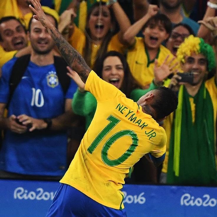 odegaardismx__'s tweet photo. Bueno, es gracioso decirlo ahora pero este era el tweet que yo tenía preparado si Neymar salía campeón del mundo, (yo siempre hablaba de eso quizás por una ceguedad del amor/idolatría y de algunas señales que prefiero no comentar para ocultar la culpa), con sus cambios y matices pero con las mismas emociones escritas.

Sinceramente mi vida sin el futbol, no tiene mucho sentido, todo lo que he hecho siempre ha sido en base al futbol, jugarlo, entrenarlo, verlo, vivirlo y disfrutarlo, y una de las razones de eso es que de muy pequeño tuve el privilegio de ver jugar a Neymar, fue como un amor a primera vista, desde el primer momento que lo vi, quedé fascinado y paralizado por un futbol tan impresionante, creativo y genuino, como si fuera una persona nacida solamente para jugar al futbol y hacer disfrutar a los demás, un genio de lo que más me gusta 

Fui creciendo, seguí disfrutando del deporte y seguí disfrutando de Neymar: Quería celebrar y bailar como el, quería jugar como el, quería hacer las mismas fintas, regates y jugadas que veía en video, quería tener sus mismos zapatos, cada vez que me bañaba me peinaba como el, sinceramente quería ser como el. 

Pase de la admiración a una traición cuando se fue al Barca, mi amor se frenó pero seguía ahí, luego siguió su carrera y como ustedes saben lo seguí a todas partes, sufriendo, defendiendo y luchando por el, porque sinceramente lo que veía cada día que jugaba era un alivio personal, un espectáculo visual.

Y bueno, decidí crearme esta cuenta porque se hablaba de futbol por aquí, no quiero hacer esto sobre mí sino sobre mi amor a Ney, pero tuve muchos cambios de opinión, distintas formas de ver el futbol y de transmitir lo que pienso, pero lo que siempre quise fue dejar en alto el nombre, talento, carrera y legado de Neymar, porque desde lo más interno no siento que se le da el valor adecuado. 

Y llegó este Mundial, (el último baile, posiblemente la última vez que vea jugar a mi ídolo y a la persona que más amo en este deporte) tras cientos de polémicas, problemas y lesiones que no quiero meterme, sinceramente tenia mis pensamientos profundos sobre sí Ney estaba para jugarlo, críticas constructivas que me guardaba porque si tenía que ir a la guerra (por aquí) por alguien sería por Neymar, y sinceramente seguía cegado por la admiración e idolatría que fue ver la carrera/talento/rendimiento de este tipo, y yo si elegí creer y soñar por Ney y otras figuras que fui admirando gracias a como me adentré con el futbol brasileño

Y bueno, este tweet, por más corny que parezca, si lo tenía preparado porque Ney para mí fue como un superhéroe, fue el alivio de muchas semanas de mierda, 2 veces me hospitalizaron y esas 2 veces me desperté viendo a Ney en el hospital, cada partido estaba viendo sus jugadas para imitarlo, cada noche pedía por su éxito y porque gane el Hexa.

Más allá de las críticas, errores y problemas, más allá que últimamente me ha dolido mucho como terminó todo, sigue ese niño interior que siguió a Neymar por 11 años, sigue ese niño que bailaba, celebraba, se peinaba, trataba de jugar y queria los mismos zapatos que Ney, sigue ese niño que con 4 años decía que eras el mejor.

Ney para mí, más allá de ser mi ídolo y mi superhéroe y todo lo que he tratado de transmitir por aquí, Ney es la representación de un humano en un futbolista, de la alegría, éxito, fracaso, riesgo, error, felicidad, rebeldía, valentía, coraje. Ney es la vida.

Pensé que la última vez, iba a ser en la final en 13 días, pero Dios no lo quiso así. Gracias por ser parte de mi vida, el más grande para mí.