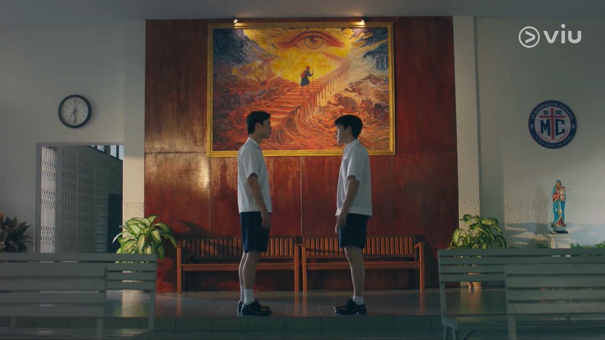 sispowderr's tweet photo. — recap #TicketToHeaven (ยาวมาก)

สำหรับ Ticket to Heaven เรายกให้เป็นอันดับ 1 ในใจ ไม่รู้อีกนานแค่ไหนจะเจอซีรีส์ที่ทำให้มีอารมณ์ร่วมได้มากเท่านี้อีก เรารักซีรีส์เรื่องนี้ตั้งแต่เปิดตัวในงานไลน์อัพรักตั้งแต่นั้นยันตอนจบ รักตัวละคร รักภาพ รักสี รักเสียงเพลง รักเนื้อเรื่อง หลงรักในทุก ๆ ส่วนแม้กระทั่งชื่อตัวละคร วันแรกที่ได้รู้เรื่องราวก็คิดว่าเรื่องนี้นี่แหละจะเป็น masterpiece ในใจซึ่งก็ไม่ผิดหวัง แถมมันดีมากกว่าที่จินตนาการไว้อีก แม้จะมีบางจุดที่แอบอยากให้ใส่เพิ่ม แต่เท่านี้มันก็สมบูรณ์ในตัวแล้วจริง ๆ นั่นแหละ

ทุกตอนที่ออนแอร์เทรนด์สนุกมาก ๆ สามารถหาวัตถุดิบในการเทรนด์ในทุกครั้งที่ดูซ้ำเพราะสามารถตีความหมายใหม่ได้เรื่อย ๆ เหมือนที่พี่ออฟบอกว่า เรื่องนี้มันอยู่ที่มุมมองของคนดู มันทำให้ไม่เบื่อเวลาดูซ้ำดูใหม่ก็เจอจุดสังเกตใหม่ตลอด ชอบอะไรแบบนี้มากเลยล่ะ และชอบที่นำเสนอออกมาให้ไม่รู้สึกว่าใครเป็นตัวร้ายในเรื่องนี้ ทุกอย่างมีเหตุผลของตัวเอง ดูแล้วมันเอาใจช่วยมากกว่าที่จะเกลียดสิ่งใดสิ่งหนึ่ง

เรื่องราวความรักของบาร์ธแทนรักทำเราด่ำดิ่งไปตามความรู้สึกของพวกเขา เขาเศร้าเราเศร้าตาม เขาสุขเราสุขตาม เมื่อใดที่อึดอัดก็หายใจไม่ออกไปด้วย ความรักที่ต้องหลบซ่อน ค้นหาเส้นทางของตัวเอง ทำเรารู้สึกตามได้ขนาดนี้ได้ไงไม่รู้ และอยากขอบคุณอีกหลาย ๆ ครั้งที่เลือกตอนจบแบบนี้ มันเต็มอิ่มไม่ค้างคา ตอบทุกคำถามที่เฝ้ารอคำตอบ อนาคตบาร์ธทำงานอะไร แทนรักเลือกทางไหน พวกเขาได้รักกันไหม ถ้าได้รักกันรักกันมากแค่ไหน ตอนจบตอบทุกคำถามนี้

เราเคยไม่เข้าใจความรู้สึกว่ายิ้มทั้งน้ำตามันเป็นยังไง ร้องไห้แล้วยิ้มไปด้วยม้นทำได้จริงเหรอ ร้องไห้ก็ต้องเศร้าสิจะยิ้มได้ยังไงกัน พอมาดูซีรีส์เรื่องนี้ เออยิ้มทั้งน้ำตามันเป็นแบบนี้นี่เอง ดีใจที่เห็นพวกเขาได้รักกันอย่างมีความสุข

เจมีไนน์โฟร์ท ชมมาตลอดแต่ก็อยากชมอีก เราเป็นแฟนคลับสองคนมานานก็พอรู้ว่า การแสดงน้องมันขั้นไหน แต่เรื่องนี้ทำว้าวสุด ๆ การแสดงน้องมันดีมากกว่าที่คิดไปไกลโข มีหลายอารมณ์ในซีนเดียวทำได้ไง ยิ้มแบบปากไม่ยิ้มทำได้ไง เหงาแบบไม่พูดทำได้ไง ยิ่งตอนอึดอัดเหมือนควบคุมหยดเหงื่อได้ทำได้ไง ที่ improvised น้องเพิ่มเข้ามาเองตามความรู้สึกตัวละครในหลาย ๆ ซีน มันทำให้ซีนนั้นกลมกล่อมลงตัวขึ้นไปอีก 10 เท่าได้มั้ง สีหน้า แววตา ท่าทาง เสียงลมหายใจ เหมือนกลืนตัวละครไปแล้ว เก่งเกินคำว่าเก่ง ภูมิใจทุกครั้งที่บอกคนอื่นว่าเป็นแฟนคลับสองคนนี้ ขอบคุณที่ทำให้บาร์ธแทนรักสมบูรณ์แบบ เป็นมนุษย์ขนาดนี้ ขอบคุณมาก ๆ

เคมีเจมีไนน์โฟร์ทในบทบาร์ธแทนรัก อันนี้ไม่พูดถึงไม่ได้ เขินมาก เขินฉิบหาย อีพีแรกที่ออนแค่มองหน้ากันกุเขินระเบิด ที่โฟ้ดเคยพูดว่า แต่ละอีพีคือสวรรค์แต่ละชั้นเข้าใจทุกอย่าง เหมือนเล่นรถไฟเหาะตอนดู กรี๊ดแตกทุกซีนเวลาเข้าคู่กัน จีบกัน หอมกัน จูบกันแล้วจูบสวยมากเคยเห็นเจมโฟ้ดจูบน่ารัก ๆ มาตลอด อันนี้มาแบบดีพคิส อย่าว่าแต่จูบเลยแค่หอมแก้ม จุ๊บหน้าผาก จุ๊บมือ กอดจากข้างหลังอะ ยิ่งทางทีมใส่เสียงจุ๊บชัด ๆ ฟังแล้วมวนท้องมาก ไอบ้ากูเกือบเอาชีวิตไม่รอด โคตรเขินเลยแม่มึง

พูดมาหลายครั้งแล้วว่า ตัวละครเรื่องนี้มีความเป็นมนุษย์สูงมาก เหมือนเราเห็นชีวิตของคนทั่วไปรักกัน ต่อสุ้ทุกอย่างด้วยกัน ไม่ได้รู้สึกว่าสองคนนี้ไม่มีอยู่จริง พอมันเป็นมนุษย์มาก ๆ ตอนนี้ที่เรื่องราวจบลง เราดันคิดถึงทุกอย่าง เอาออกจากหัวไม่ได้ หลังจากไฟนอลวนดูไป 5-6 ครั้งแล้วมั้ง ฟังเพลงวนซ้ำ ๆ มันดีมากจนไม่อยากให้พวกเขาหายไปไหนเลย อยากดูชีวิตของพวกเขาไปอีกเรื่อย ๆ อยากเอาใจช่วยทุกประสบการณ์ชีวิตที่พวกเขาจะเจอ คิดถึง

ขอบคุณนักแสดงทุกท่านที่ปรากฏตัวในเรื่องนี้ ขอบคุณพี่ออฟ คุณเบส ครูเม้งและทีมงานอีกหลายท่านที่ไม่ได้เอ่ยชื่อ พวกคุณทุกคนทำให้งานชิ้นนี้มันดีจนติดในใจเราไปอีกนาน ขอบคุณค่ะ

สุดท้ายนี้ Ticket to Heaven ทำให้เรารู้ว่าความรักยิ่งใหญ่ที่สุดจริง ๆ แม้ตัวเราจะนับถือศาสนาพุทธ แต่คำสอนของศาสนาคริสต์ข้อนี้มันตราตรึงในใจเราไปแล้ว ความรักแบบคนรัก รักแบบมิตรภาพ รักแบบผู้มีพระคุณ แบบไหนก็คือความรัก...ความรักสวยงามมากจัง

ขอบคุณแทนรักที่รักตัวเองไปพร้อม ๆ กับศรัทธาในพระเจ้า ระหว่างทางคงเหงามาก ๆ ตอนนี้มีความสุขแล้วนะ ขอบคุณบาร์ธที่หนักแน่นในความรัก มั่นคงเสมอมา ครั้งหนึ่งนี่อยากสักชื่อพี่ไว้ที่แขนนะพี่บดินทร์ ไม่บอกหรอกให้ดูแลแทนรักให้ดีพี่ทำได้ดีอยู่แล้วนี่เชื่อ

และความรักของบาร์ธแทนรักมันมั่นคง แข็งแรง อดทน มากกว่าที่จะมีเส้นไหนมาขวางพวกเขาได้อีก ตอนนี้คงได้นอนกอดกันอยู่ที่ไหนสักที่ แต่งงานกันแล้ว จับมือกันไปนาน ๆ นะ ลุงบาร์ธลุงแทนรัก ดีใจที่ช่วงชีวิตนึงเราได้มีความสุขจากความรักของพวกคุณ ดีใจที่พวกคุณเป็นบ้านให้กันและกันนะ รักมาก