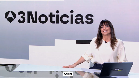atresmediacom's tweet photo. #Audiencias I

📺 @A3Noticias 1 Fin de Semana es el informativo MÁS VISTO de la televisión este domingo

🏆 LÍDER de forma absoluta con 1,9 M, un 21,4% y más de 2,7 millones de espectadores únicos

👥 La 2ª edición firma un 12,6%, con +1,1 M y +2 M de espectadores únicos https://t.co/tSbsz0ZA36
