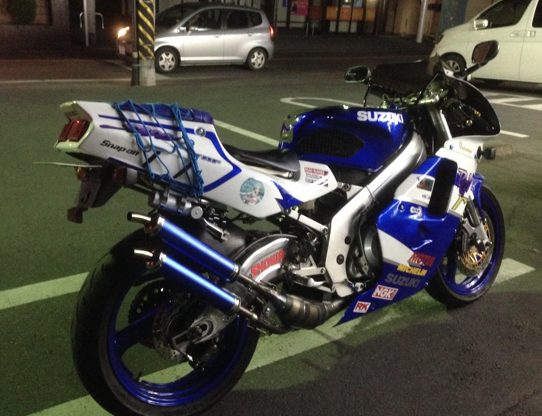 2stBack's tweet photo. #RGV250
奈良公園の帰りワテのおしゃれなコマジェで帰阪の時　横をドカモンに颯爽と走り去られミッション買うかぁとNSR 当時20〜30万でしたが落札し損ない　勢いガンマ買ったのですが後期の中華カウルとアルファレーシングついてました　関東出張中もらい転けしてテレフォニカに！今やスガヤ武装中 https://t.co/Ghoi2f6Hn3