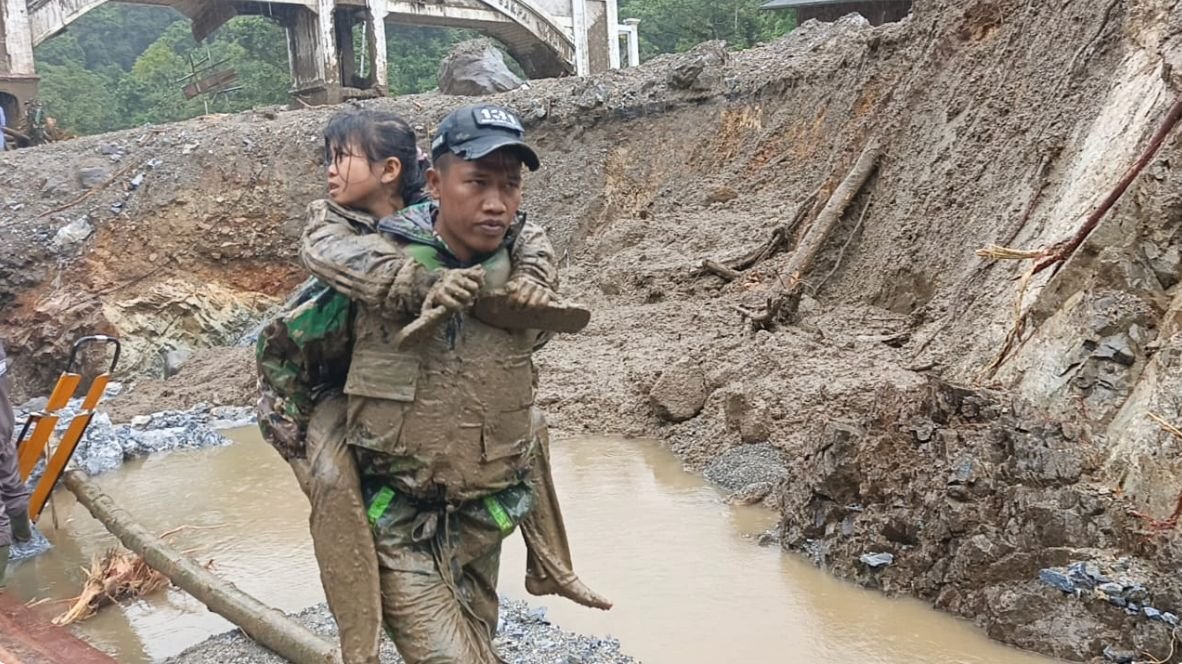 Eviviona2's tweet photo. Prajurit TNI juga mengajar anak-anak di sekolah pelosok dgn tulus ikhlas.
Hadir Sampai Pelosok https://t.co/n2gSzwpeia