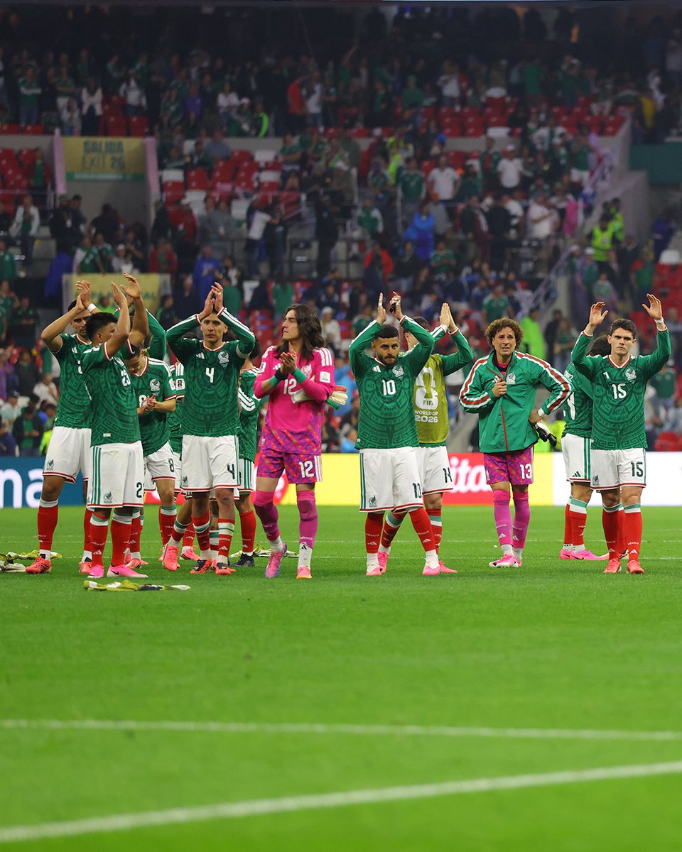 ClaroSports's tweet photo. ¡ASÍ SE DESPIDIÓ EL TRI DE SU GENTE!🥹🇲🇽

Con aplausos, abrazos y mucha emoción, los jugadores de la selección mexicana agradecieron el apoyo de toda la afición que los alentó de principio a fin en el Estadio Ciudad de México. Un momento lleno de sentimiento tras concluir su participación en el Mundial. 

📸 @alejandrasua