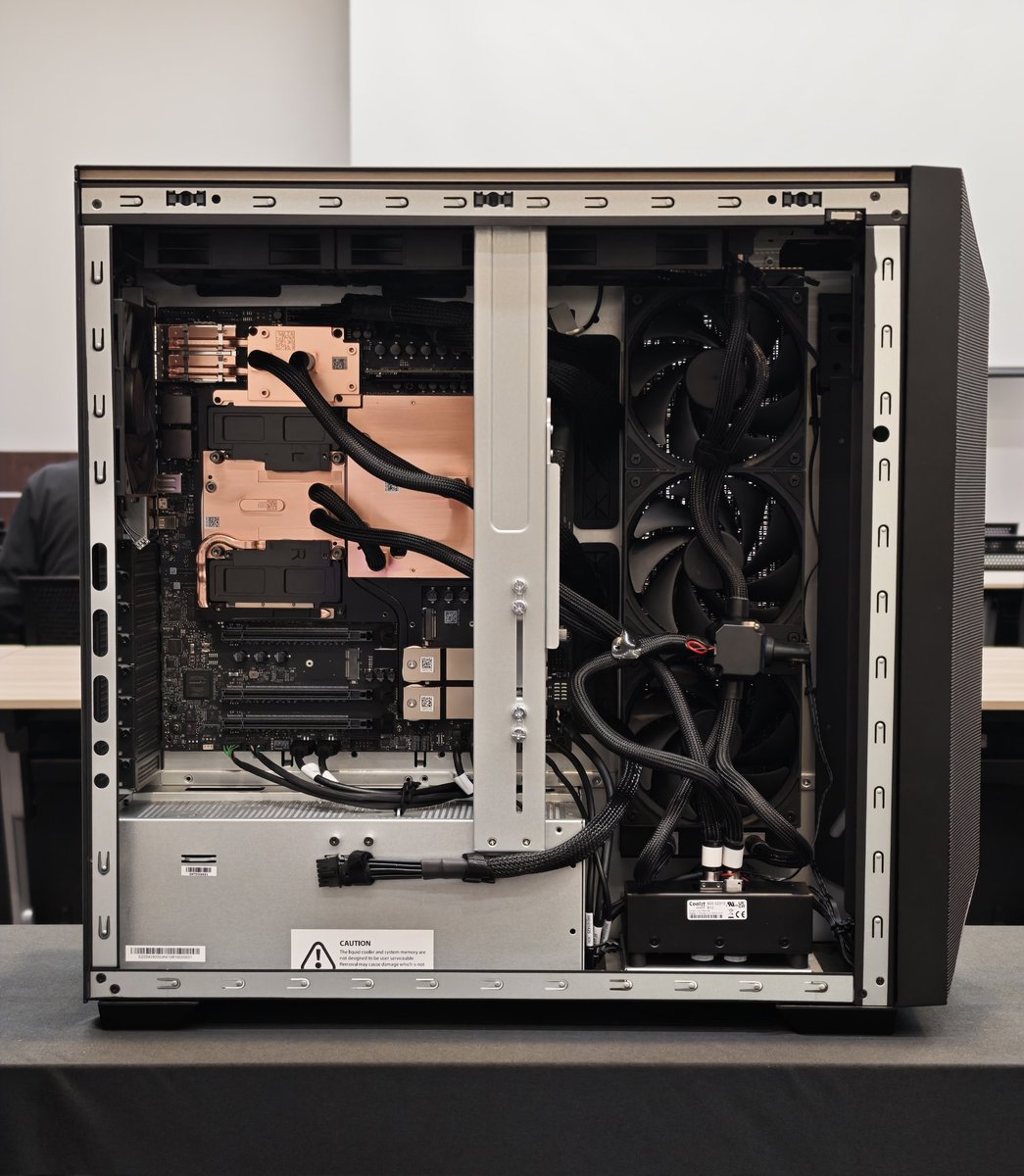 kapi_Lab's tweet photo. 消費税200万円PC😳😳😳 https://t.co/kQqmiv22ax