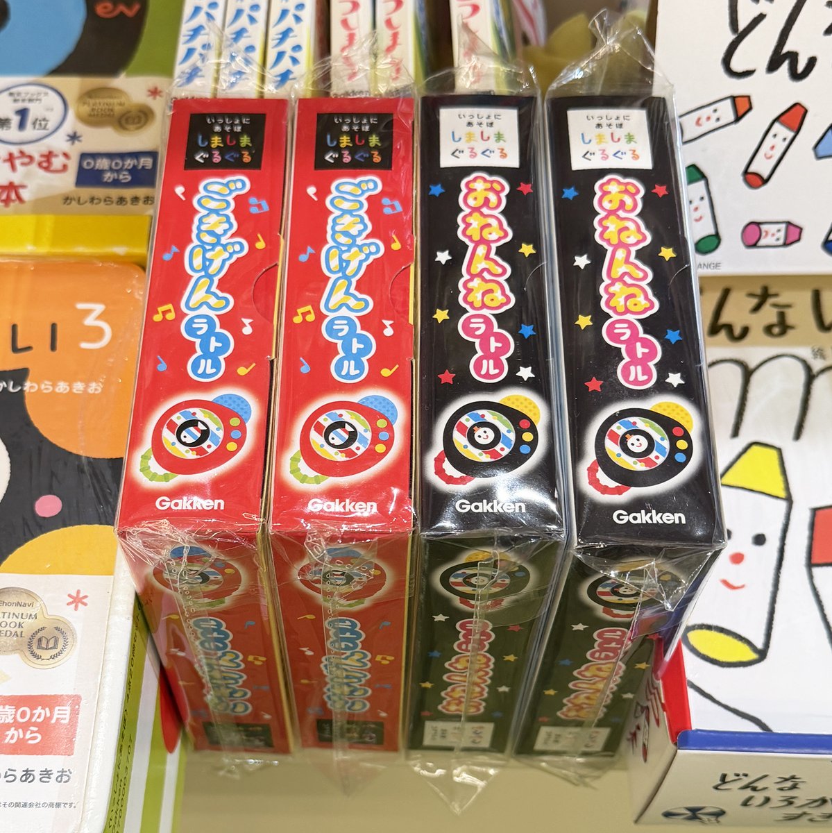 akio_kassi's tweet photo. さらにずらり！
こうして並んでいる光景を見ていると
当時の思い出が蘇り感慨深く、、🥲

2枚目の「しまぐるランド」風船の下に
飾られているサイン色紙は
かつて私が勤務していた
京田クリエーション所属の絵本作家、
しみずだいすけ氏のもの🙋‍♂️
うれしくなりました✨

#Gakken
#TSUTAYA #BOOKSTORE https://t.co/r2qRV2bmjZ