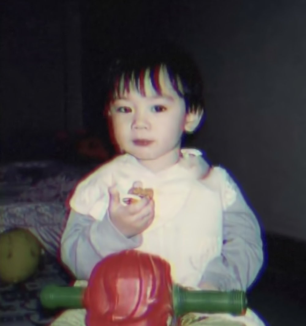 qintenlee10's tweet photo. น่ารักมากน้ออออออพวกแกกกกกกกกก น้องเตนล์ตอนเด็กขี่รถม้าพลาสติกอะ แล้วเป๊ะมากกกกก ของเล่นตอนเด็กสุดฮิตในตอนนั้น 😭😭😭 https://t.co/xrs7IOkxoQ
