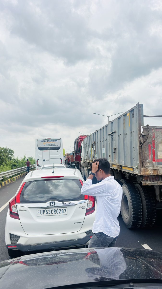 singhvikram5321's tweet photo. NH-28 बस्ती जिले के रेलवे ओवर ब्रिज के पास बहुत लंबा जाम काफ़ी देरी से लगा हुआ है, मेन हाईवे पर ऐसे जाम की उम्मीद नहीं होती कृपया जाम जल्दी खुलवाएँ, @Uppolice @bastipolice @uptrafficpolice @NHAI_Official @dgpup https://t.co/mR3N6ZzsV0