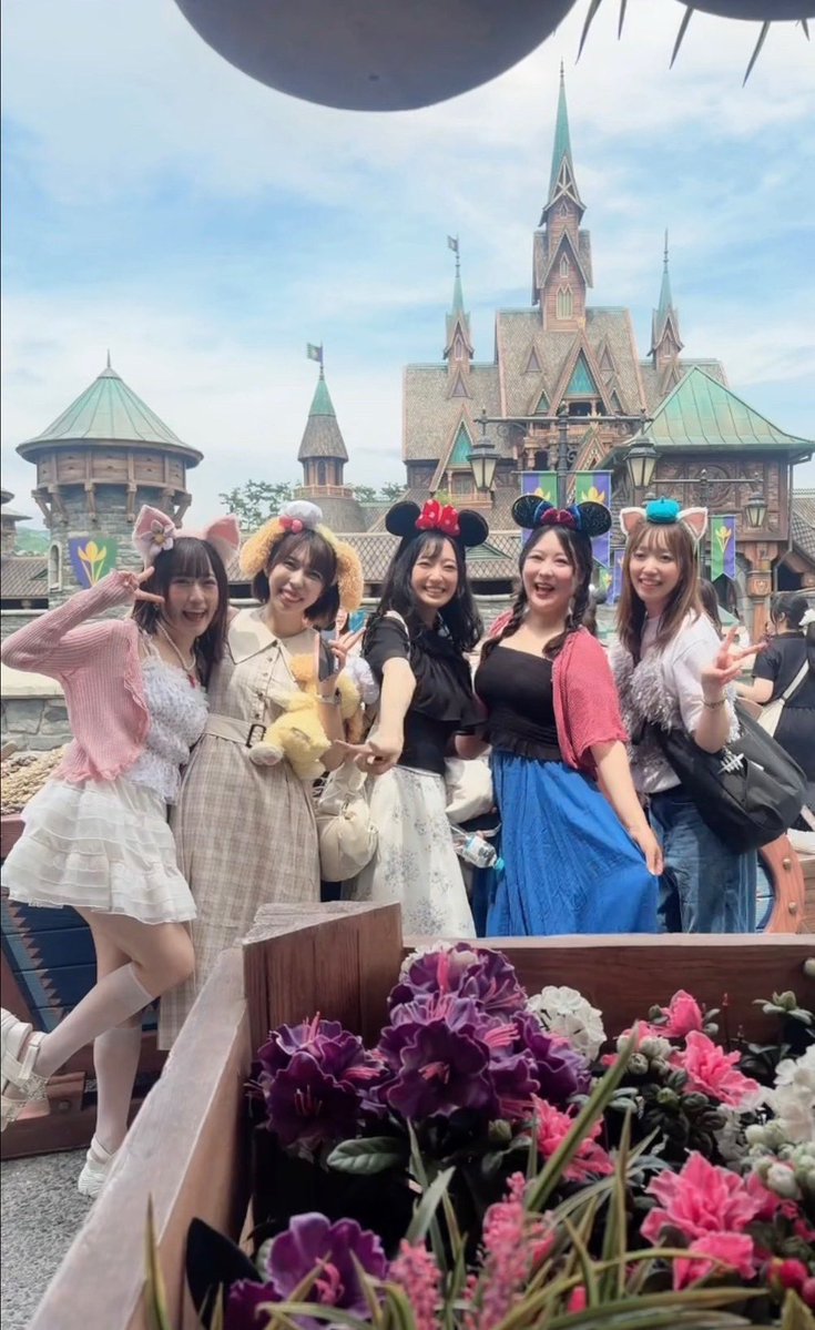 MEIxMEIch's tweet photo. おはこんにち〜🐰
友達とディズニー行ってきたよ〜
ジェラートにコーデ🐱🩶🩵🎨

アイドルオーディション時代の友達だよ〜🌸 https://t.co/32pn9rUcmj