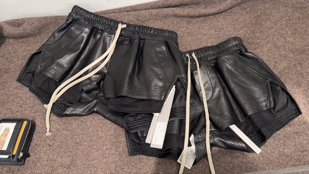 ラスベガスでリックオウエンスのレザーショートパンツをゲットした めちゃくちゃ欲しかったんやけど日本に全く無いけん 高かったけど奮発しちゃった 履き倒すんだ 夏はTシャツ合わせても冬はニット合わせても絶対に可愛いだろう