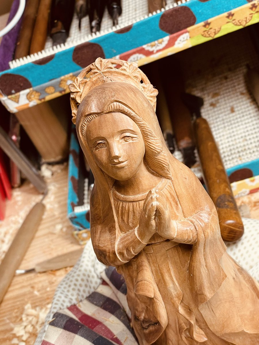 isshobutsu's tweet photo. マリア像の光背の彫り、試行錯誤しつつで、なかなか進まず…もう少しシャープにしたいかな

#木彫り https://t.co/MuY6bD30i6