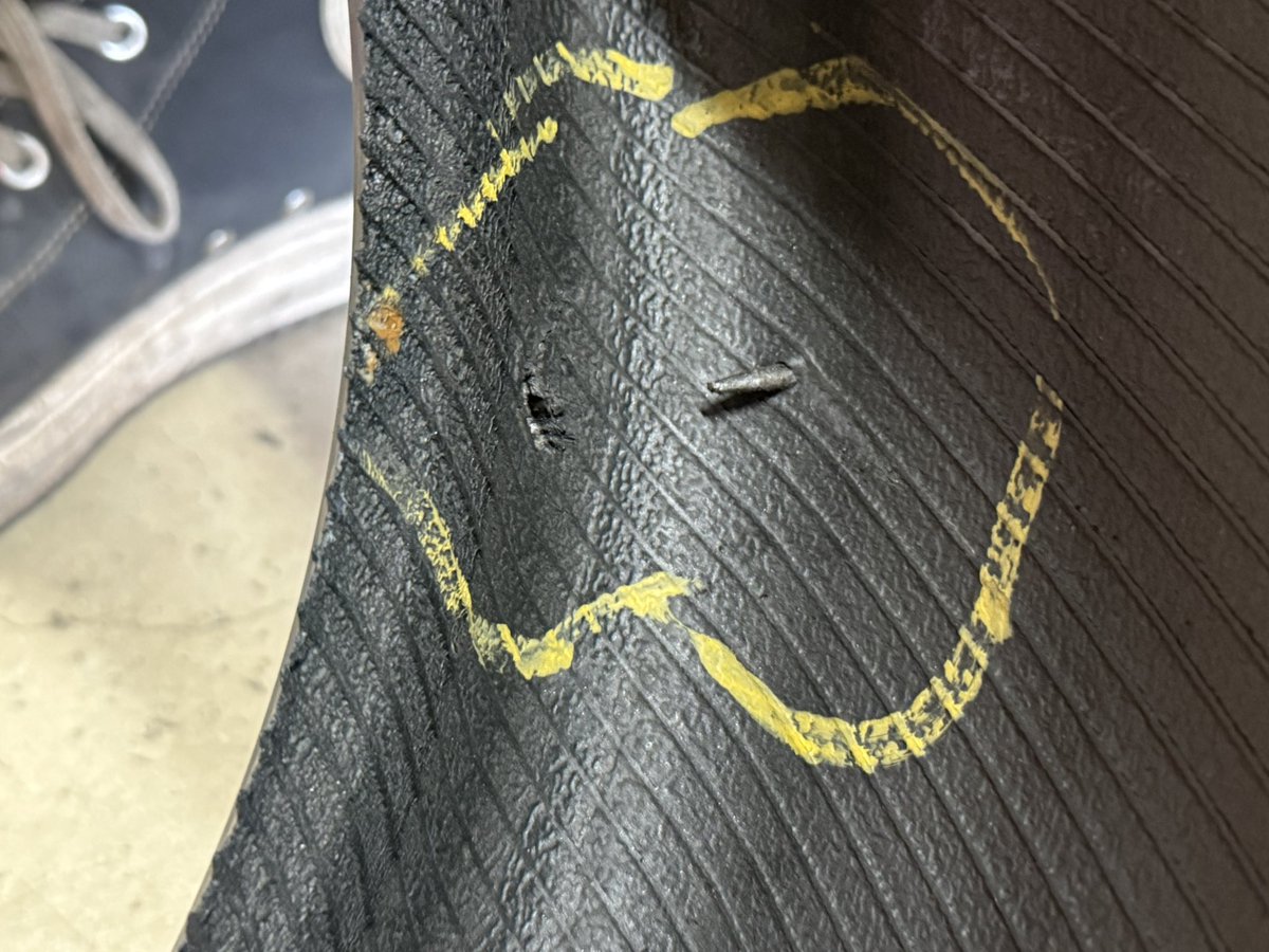 RYOTurbo2's tweet photo. GRカローラのリアタイヤ
新車から2500kmでご臨終

トレッド面端の方に刺さった釘が、タイヤ内の空気圧が落ちた際にサイドウォールにぶっ刺さるという

チッキショー https://t.co/OPL9hcFLcY