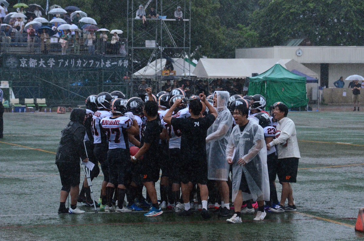 blindsharks's tweet photo. 【試合結果📣】

昨日、京都大学様とのJV戦が行われました。

京都大学 19 - 0 和歌山大学

激しい雨の中での試合でしたが、1回生にとって貴重な経験となりました。

京都大学の皆様、このたびは貴重な機会をいただき、誠にありがとうございました。

1回生の今後の成長と活躍にぜひご期待ください！ https://t.co/c1W0Kyswux