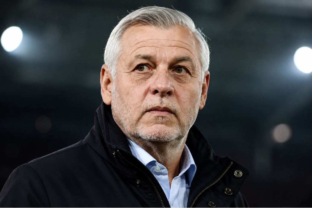 FCMarseille's tweet photo. Après deux étés de « loft », l’OM de Genesio change de méthode. 🚨

Bruno Genesio reprend avec tout le groupe pro (hors internationaux encore à la Coupe du monde), y compris les joueurs annoncés sur le départ. Pas de mise à l’écart : chacun participera à la préparation en attendant l’évolution du mercato.

Un vrai changement de philosophie à Marseille. ⚪🔵