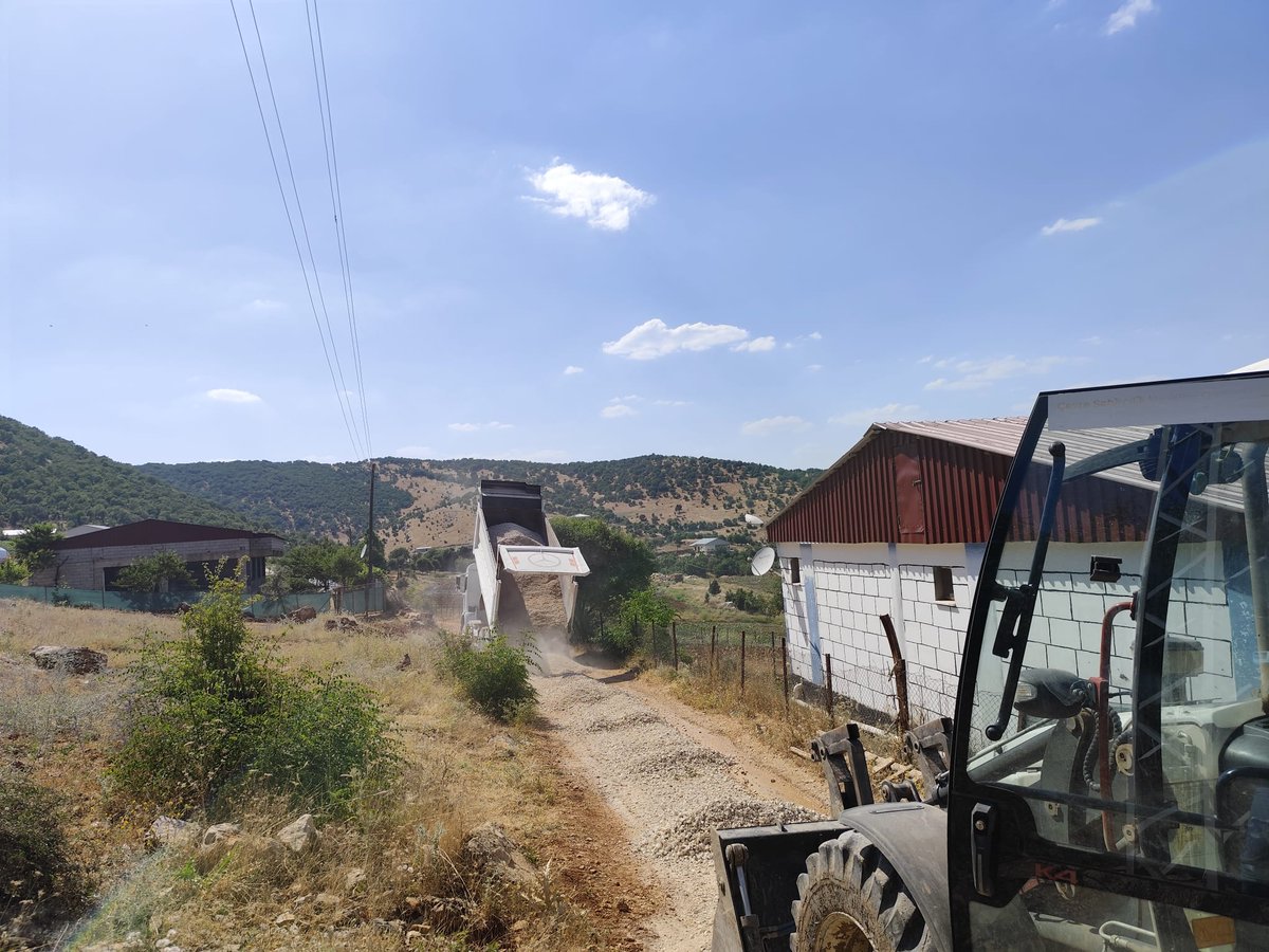 hazrobld's tweet photo. ORMANKAYA MAHALLEMİZDE YOL ÇALIŞMASI

Ormankaya Mahallemizde bulunan toprak yolda düzenleme çalışması yapıldı. Ardından yolun daha güvenli ve konforlu hale gelmesi amacıyla mıcır serme çalışması gerçekleştirildi.

Mahallelerimizin ulaşım altyapısını güçlendirmek için çalışmalarımız devam ediyor.

#hazrobelediyesi #hizmetleheranyanınızdayız