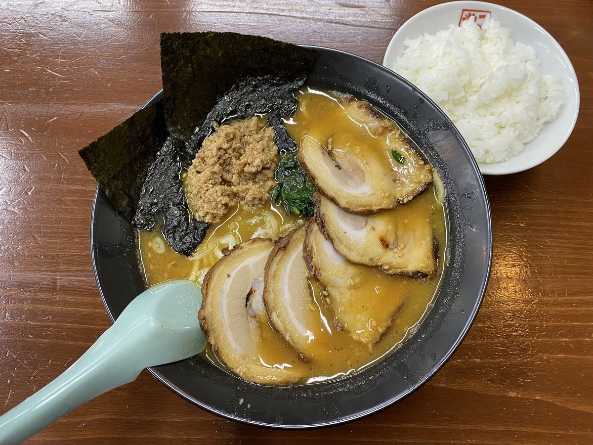April_fooller's tweet photo. 多賀城店より空いてるけど味は変わらずハイクオリティ

一品堂 六丁の目店/味噌チャーシューめん 太麺 ライス

個人的に炒めてない味噌系の中ではトップクラスに好きな味。とにかく濃い！濃いゆえに水がうまい！笑。そして濃いゆえに替え玉細麺頼んでつけ麺にして食べると2度おいしい。バッチ濃〜い♪ https://t.co/ILqNTr6PST