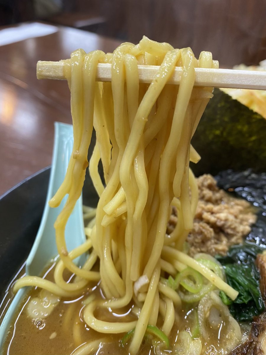 April_fooller's tweet photo. 多賀城店より空いてるけど味は変わらずハイクオリティ

一品堂 六丁の目店/味噌チャーシューめん 太麺 ライス

個人的に炒めてない味噌系の中ではトップクラスに好きな味。とにかく濃い！濃いゆえに水がうまい！笑。そして濃いゆえに替え玉細麺頼んでつけ麺にして食べると2度おいしい。バッチ濃〜い♪ https://t.co/ILqNTr6PST